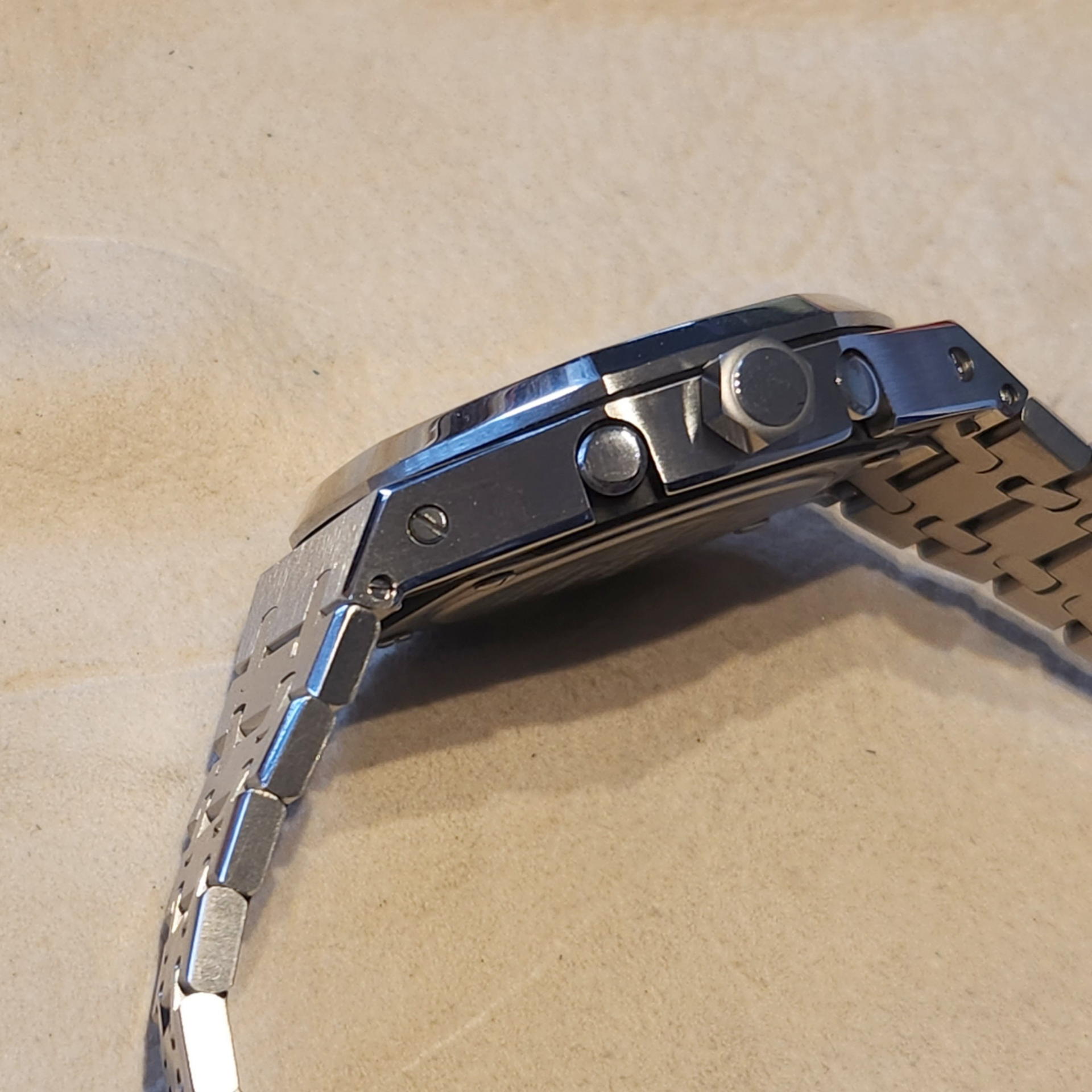 周囲の4個の操作ボタンはカスタムパーツでは丸穴ではなくアーチ型にえぐられている