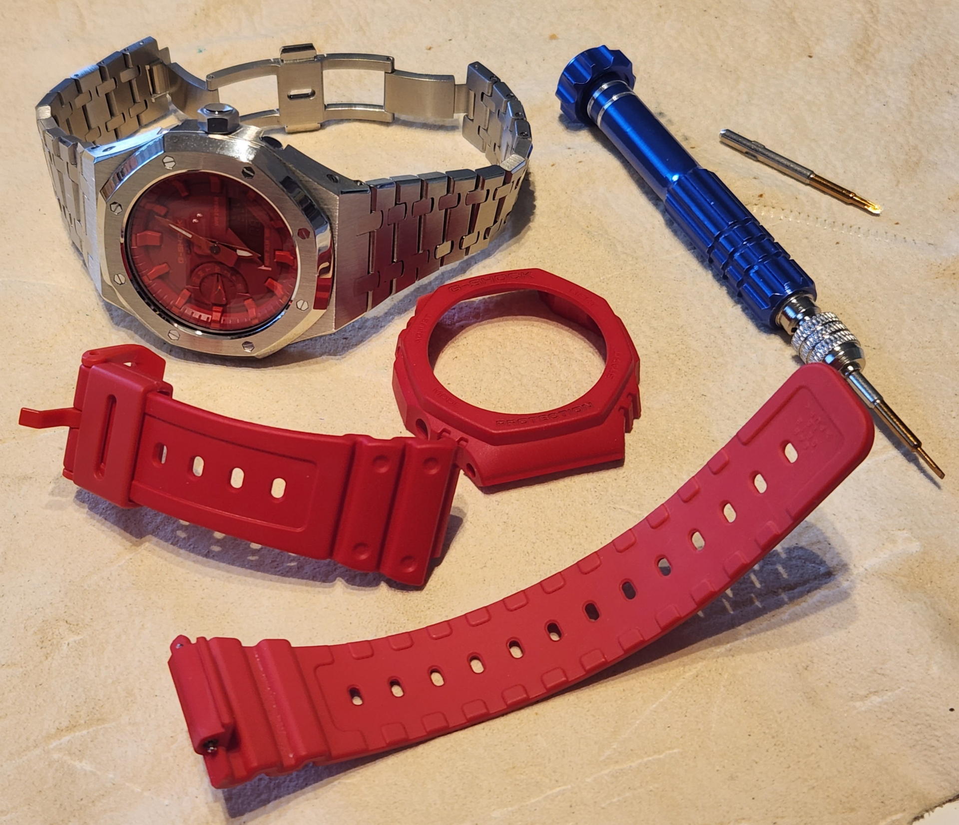 取り外したGA-2100のパーツはそっくりそのままカスタムパーツの箱に入れて保存しておこう。いつでも簡単に元に戻せる