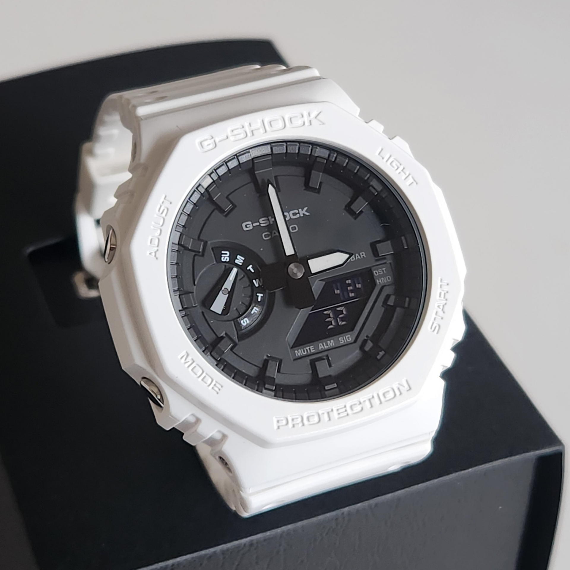 つい先日、秋葉原の量販店の時計売り場で見て白ベゼル＋白ストラップのGA-2100を手似れた