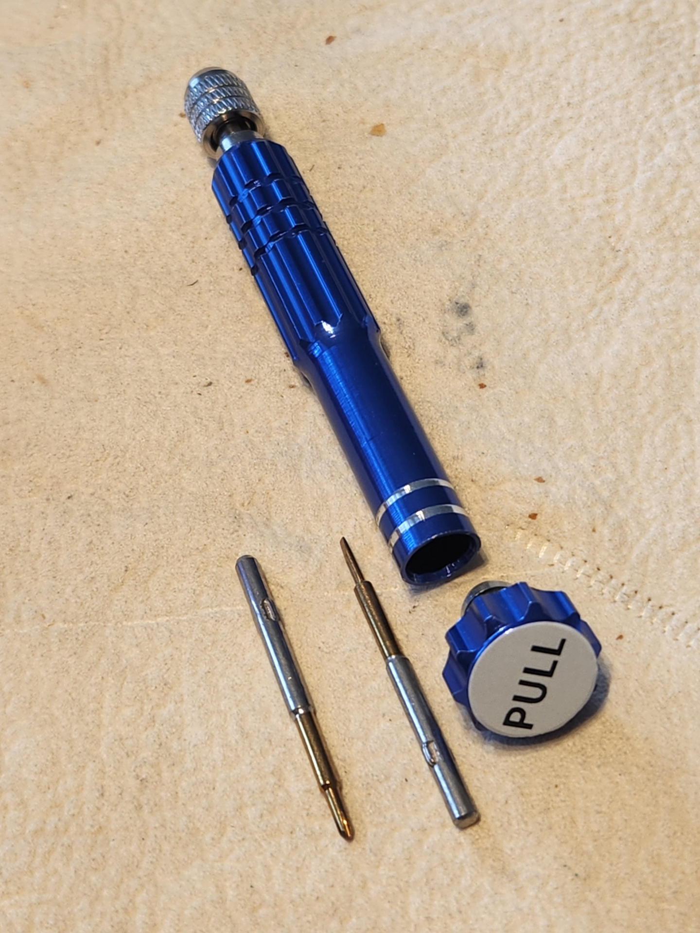 GA-2100腕時計より豪華なパッケージで届いたカスタムパーツとツールのネジ回し