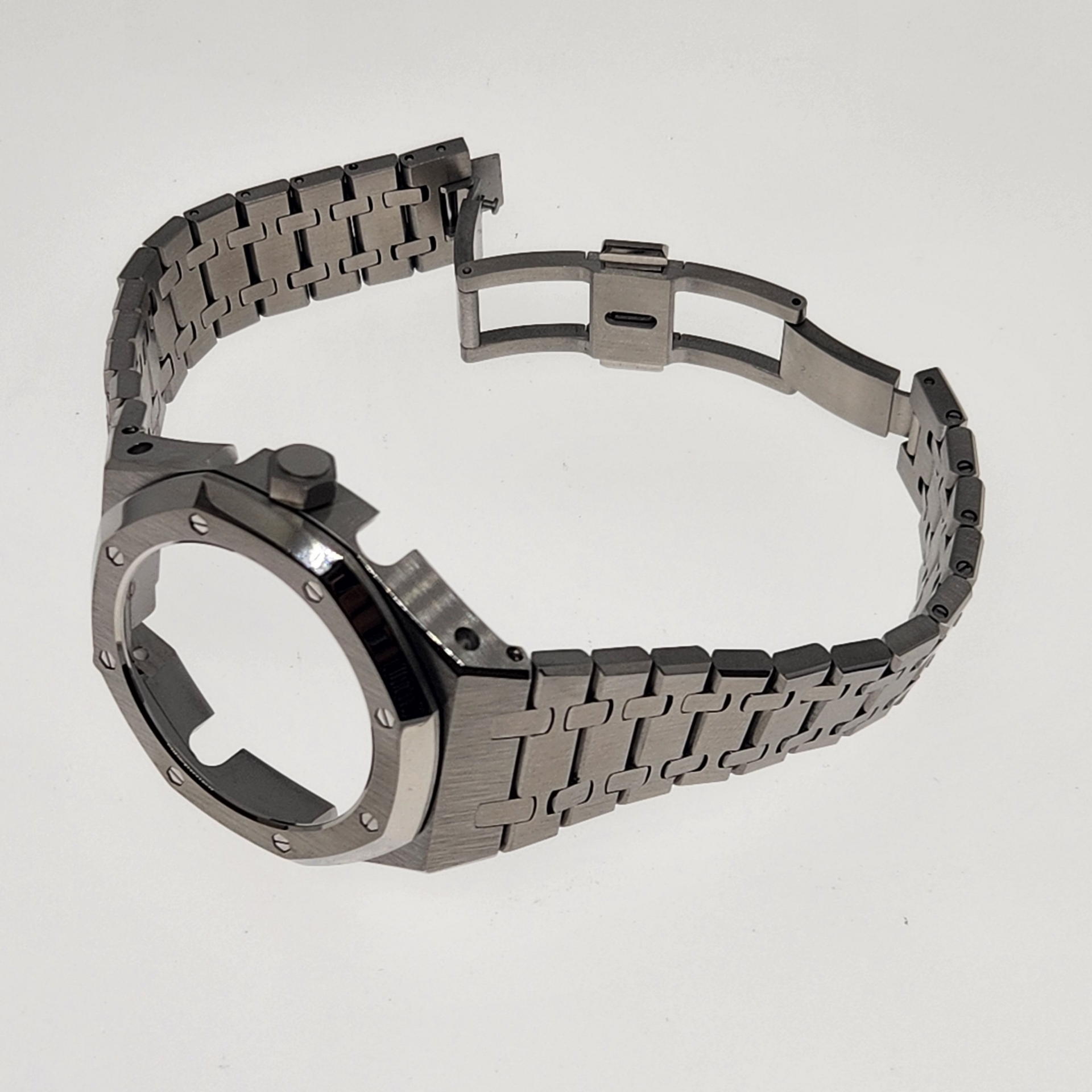 組み立ては現在のGA-2100のカーボンコアガードで保護されたケースを取り外してカスタムパーツのベゼルに取り付けるだけと超簡単だ