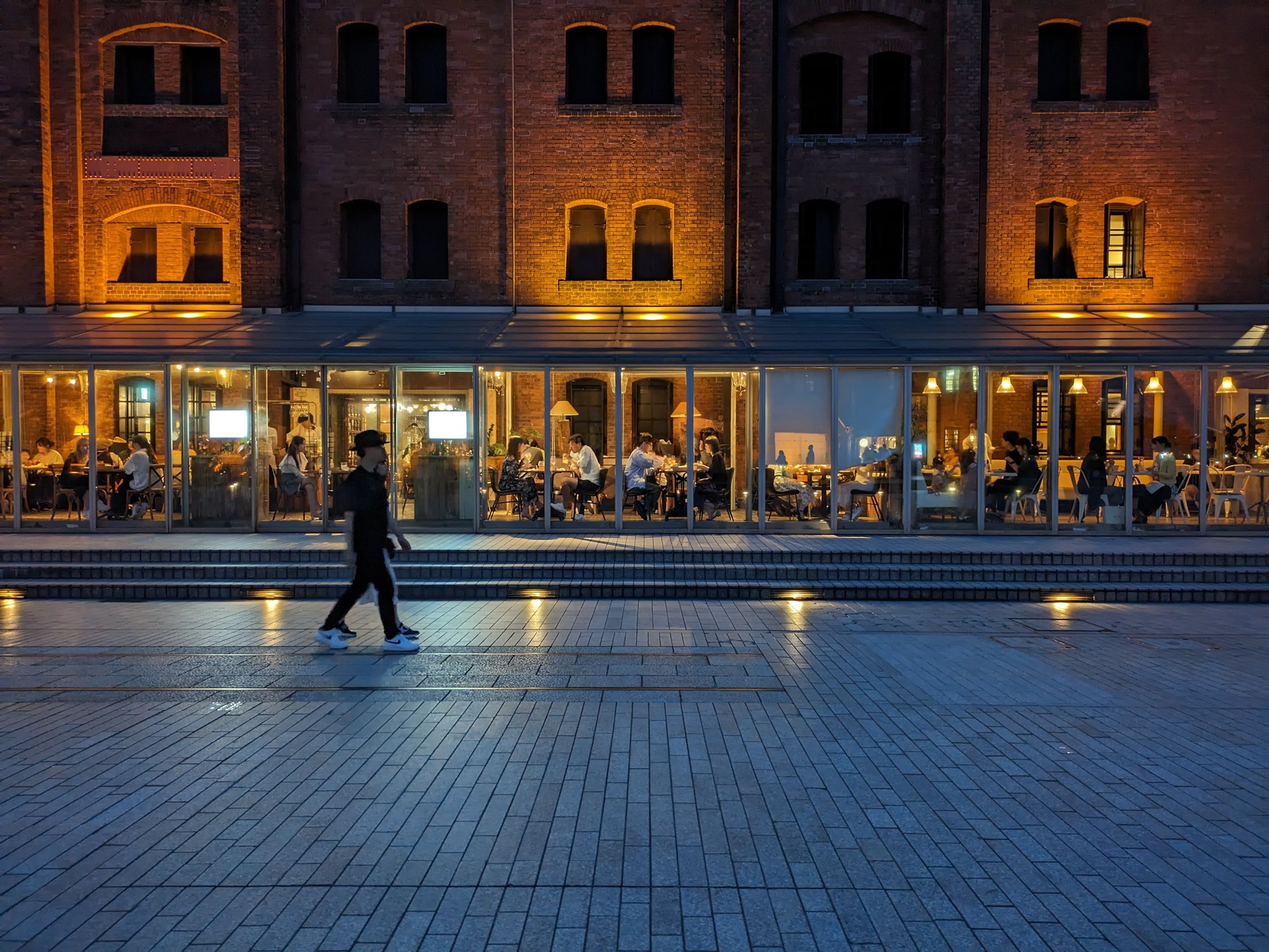 雰囲気のある照明も無理に明るくせず、自然に捉えてくれます。