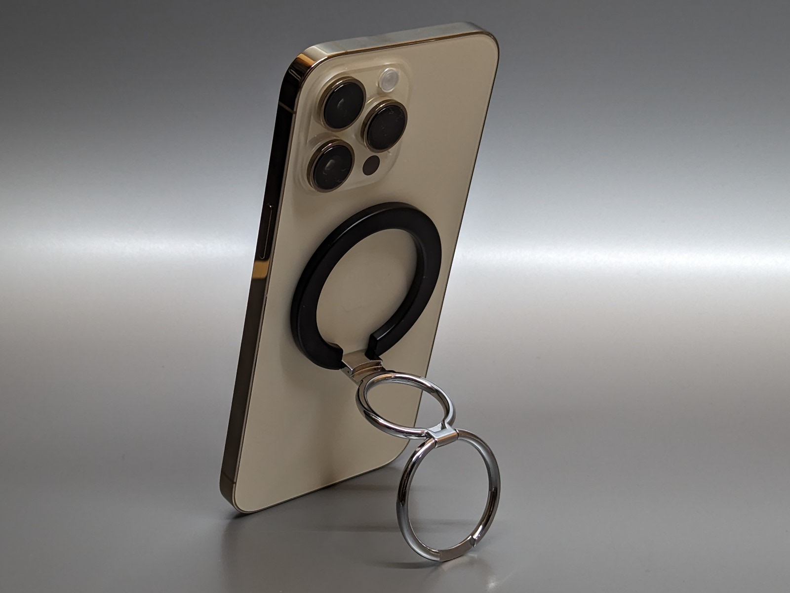 高さを合わせてうまく曲げることでiPhoneを縦向きで立てられる