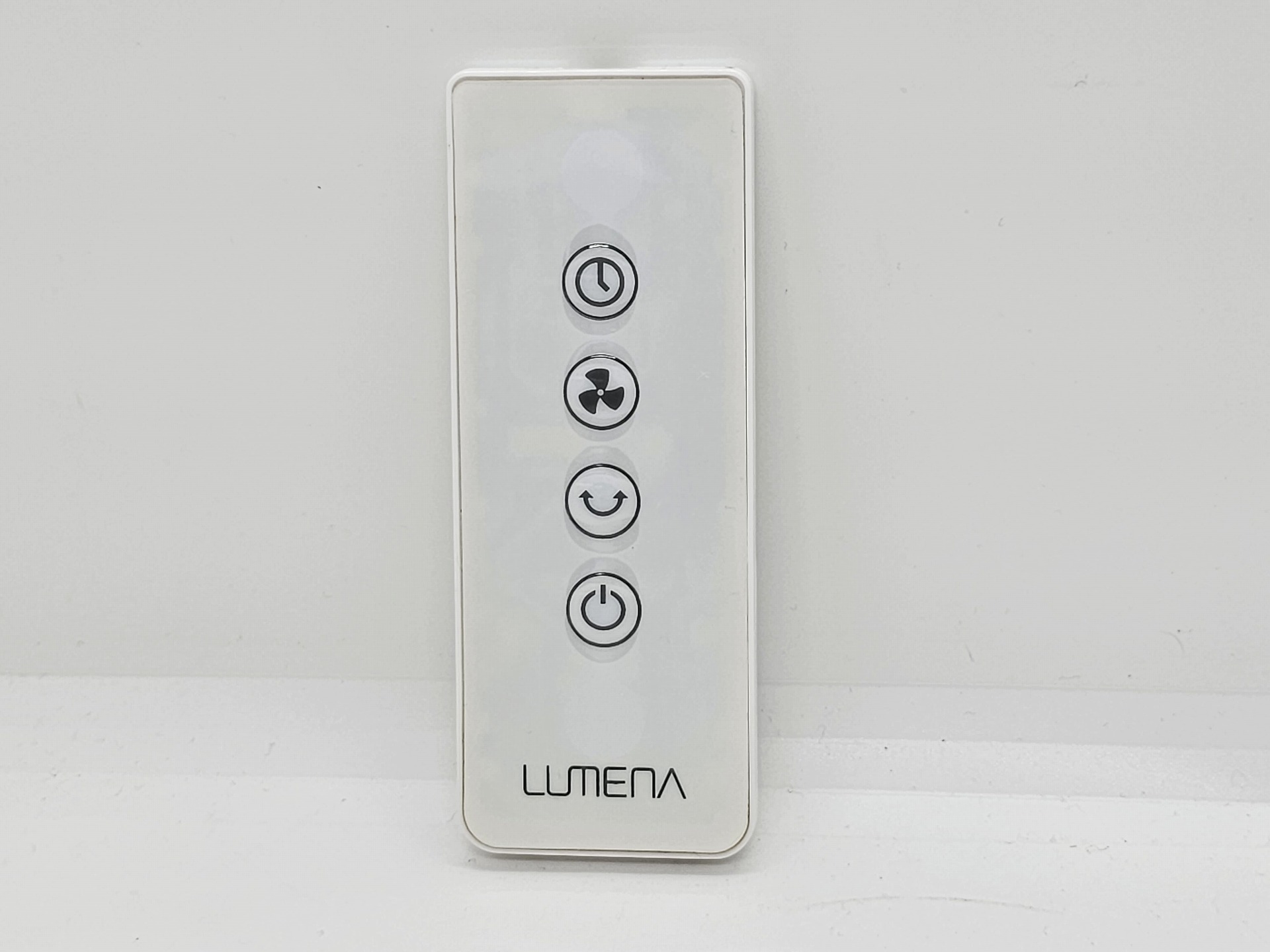 筆者のデスク用扇風機のリモコン ボタンは<br>タイマー、風量アップ、首振り、電源のオン／オフの4種類