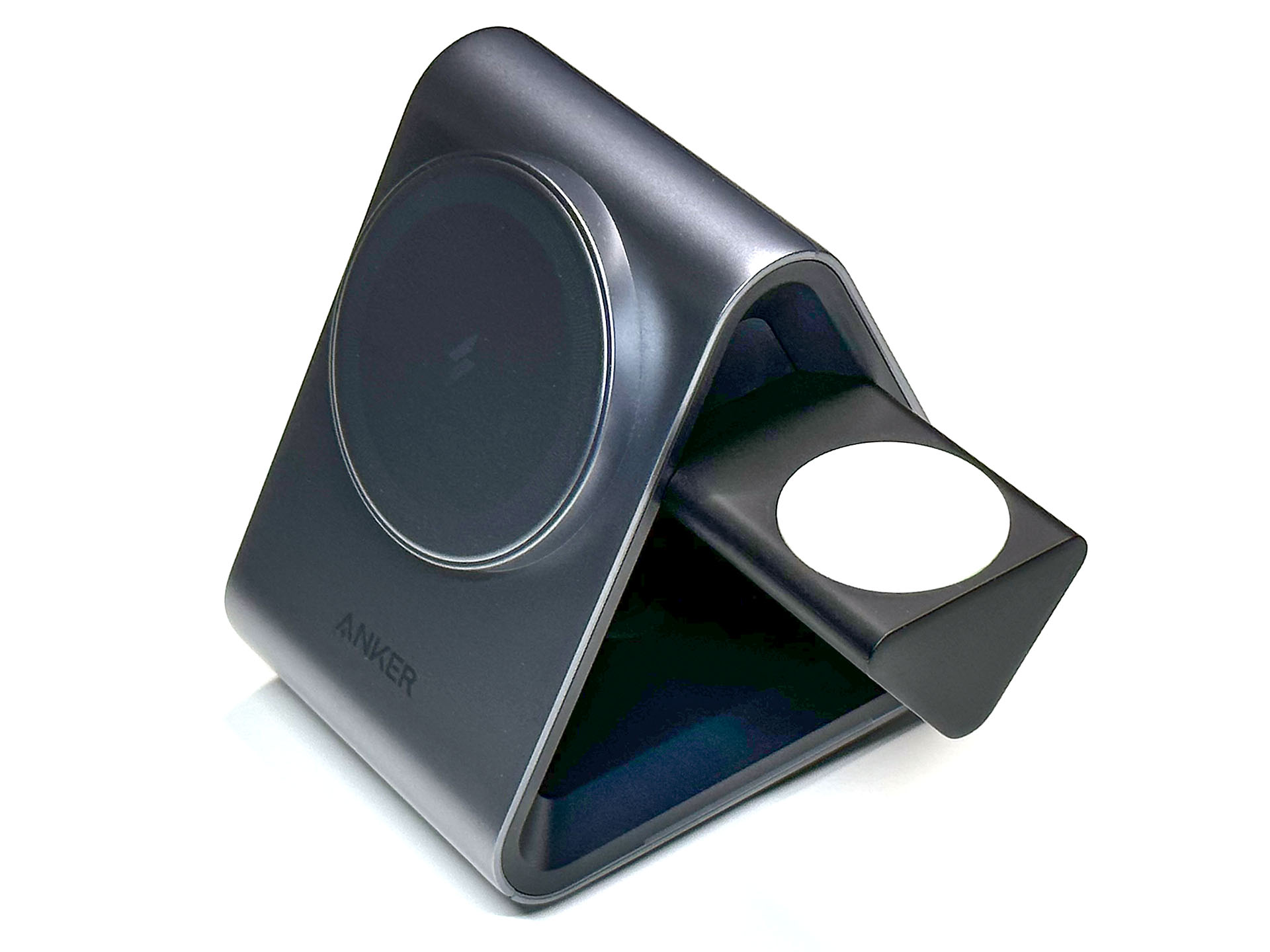 MagSafe対応iPhone、AppleWatch、Qi対応機器の3つのデバイスを同時に充電できる。