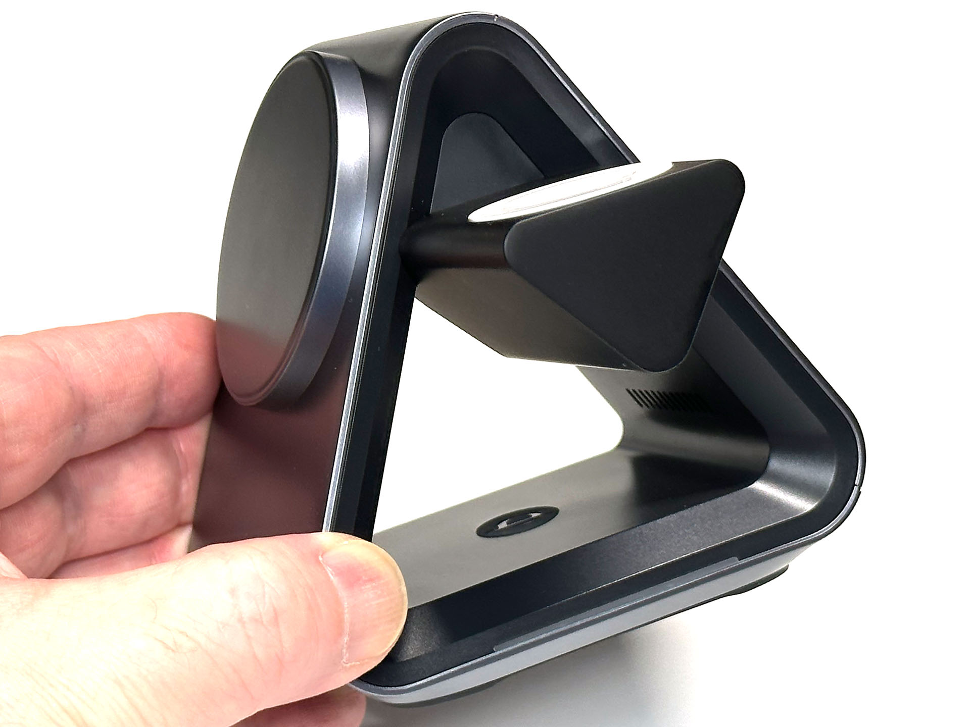 Qi対応機器は三角形の空洞の下部に置いて充電する。この箇所は狭いので、入れられる機器は限られる。