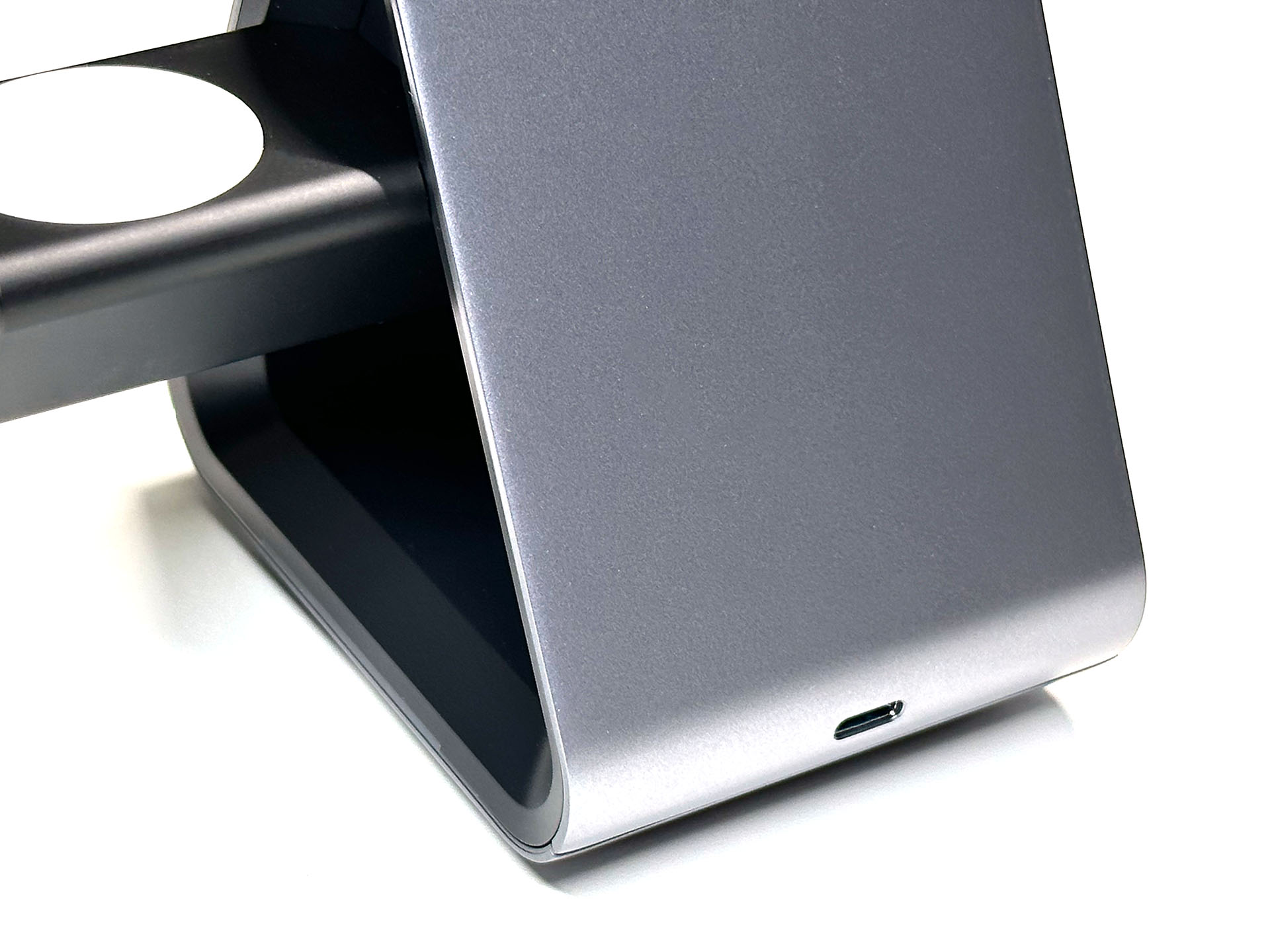 USB-C給電用ポートは本体背面下部にある。