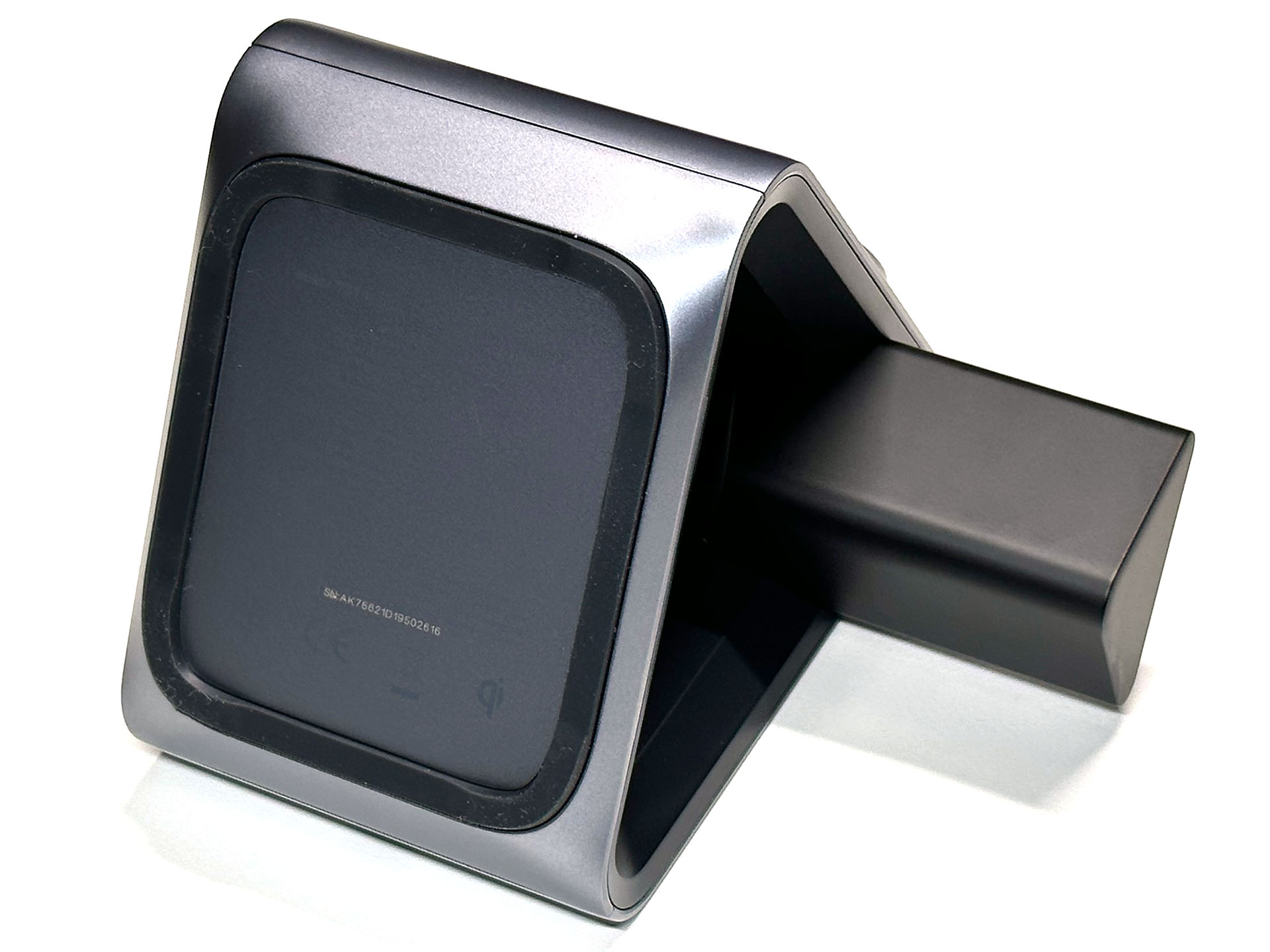 本体は約横105×奥行き101×高さ116mmでコンパクト。重さは約約385gで底面に滑り止めラバーがあるので、MagSafe対応端末を外すときに本体が不意に動くという感じではない。