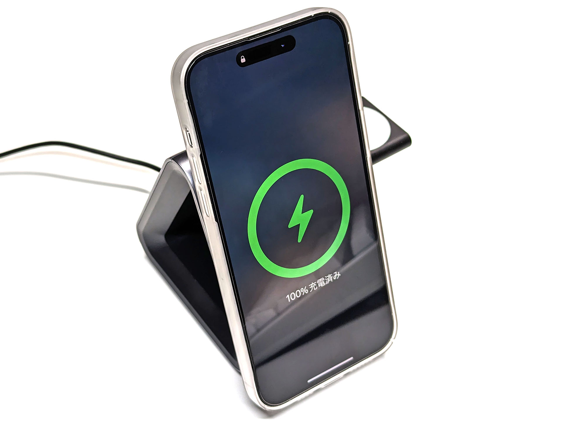 Made for MagSafe認証を受けた製品で、iPhoneのMagSafe充電はアニメーションが表示される。最大15W充電が可能。