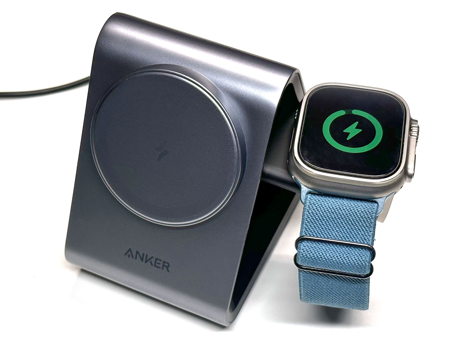 Apple Watchはバンド形状を問わず掛けるだけで充電できる。マグネットで吸着する。