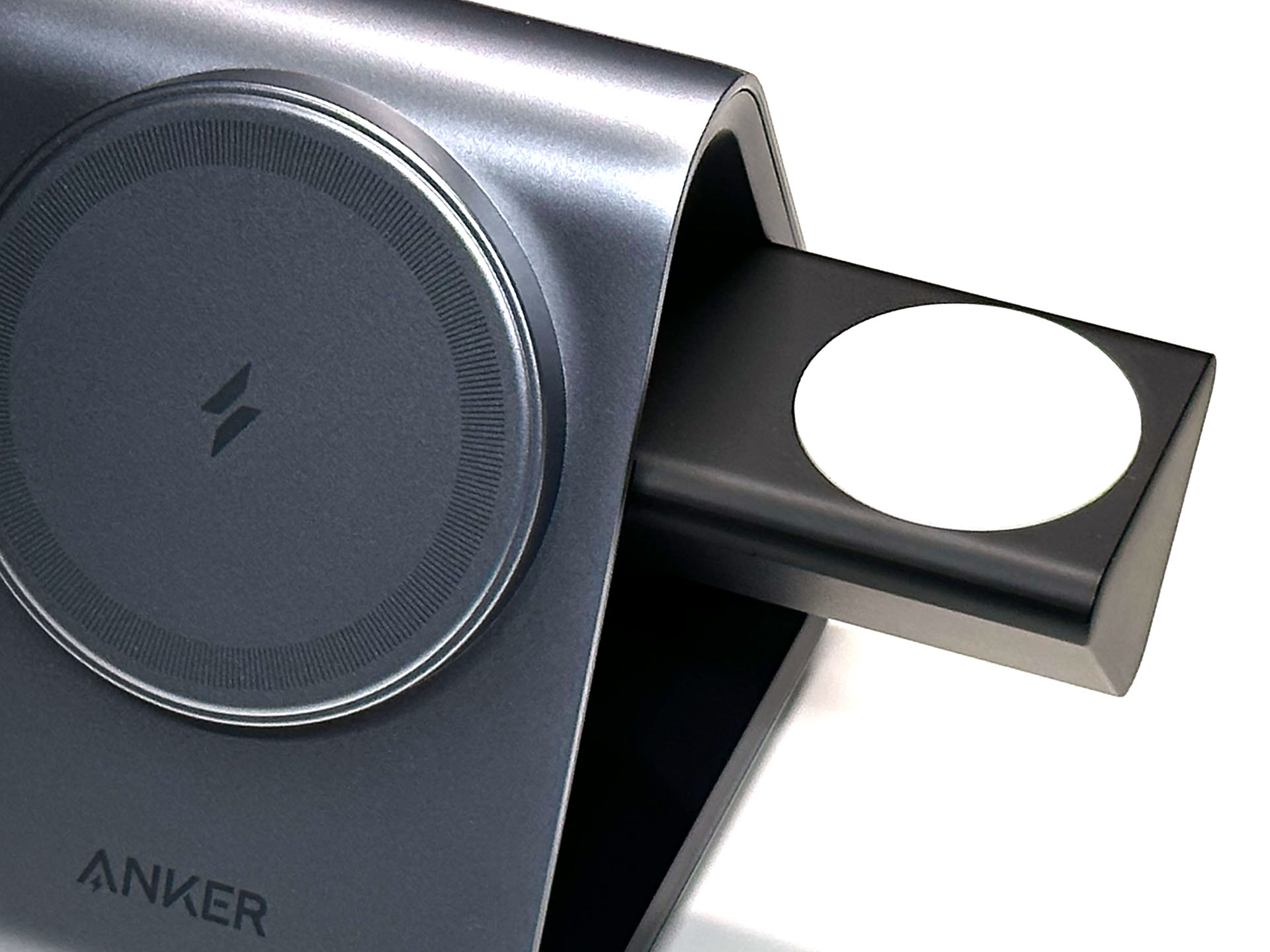 この出っ張りは固定式。外したり動かしたりはできない。ユーザーの設置場所のことも考えて、こういう頭ごなしな「決め打ち設計」はヤメてほしい気がする。