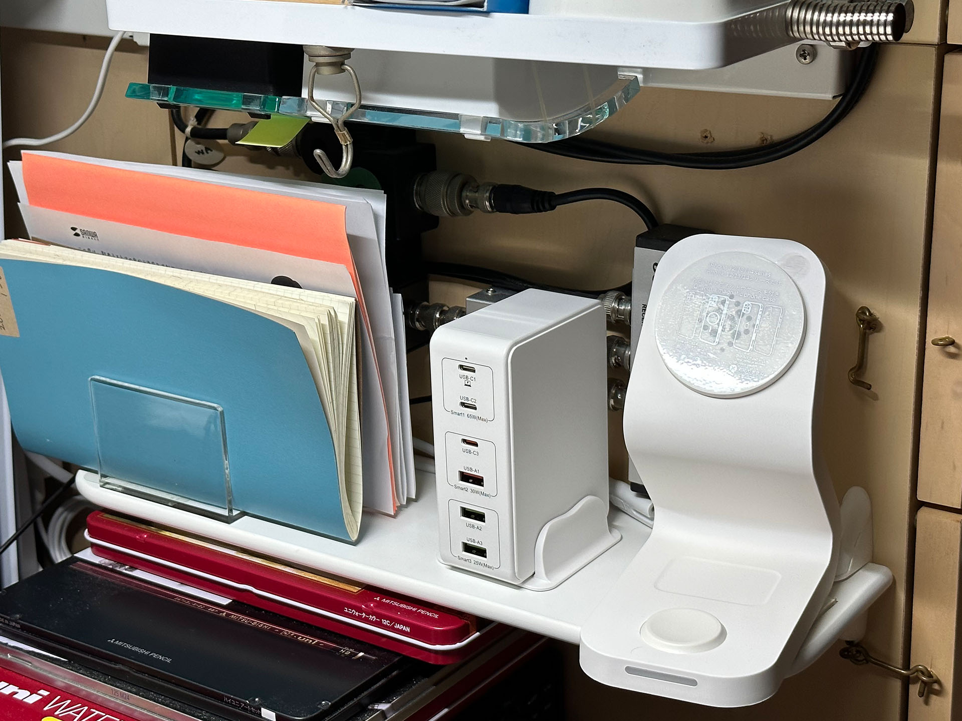 以前の充電ステーション。この充電器も3in1だが、ちょっと背が高く、棚と棚の間に置くと微妙に使いにくい。