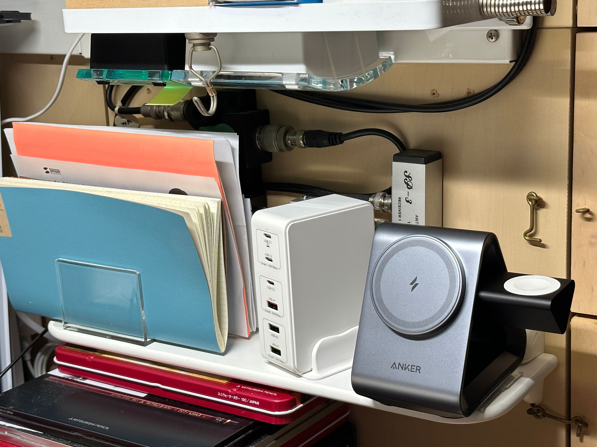 Anker 737 MagGo Chargerへとリプレイス。MagSafeの位置がだいぶ下がった。