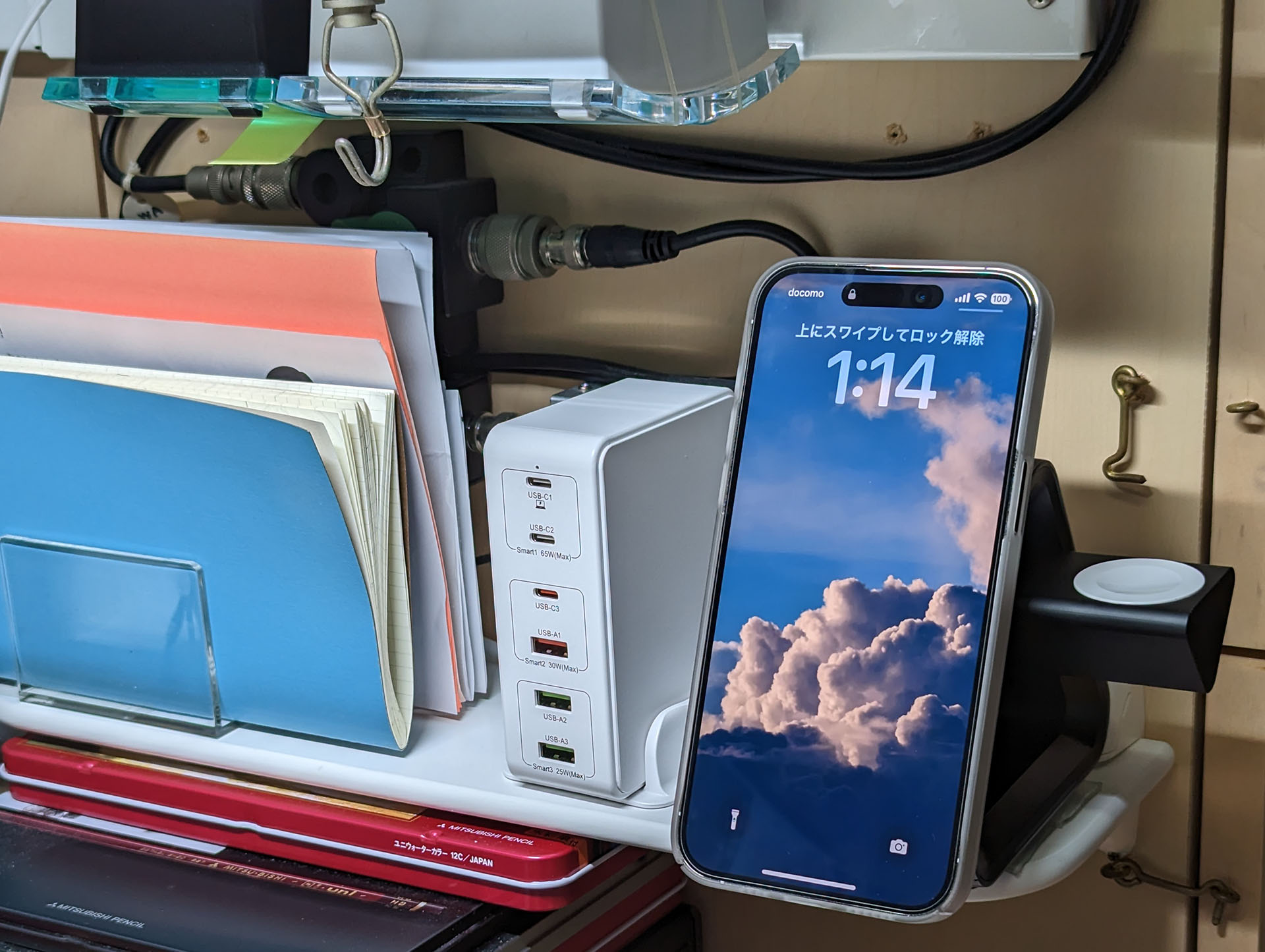 iPhoneを充電している様子。上部に空間ができて、端末を着脱しやすくなった。