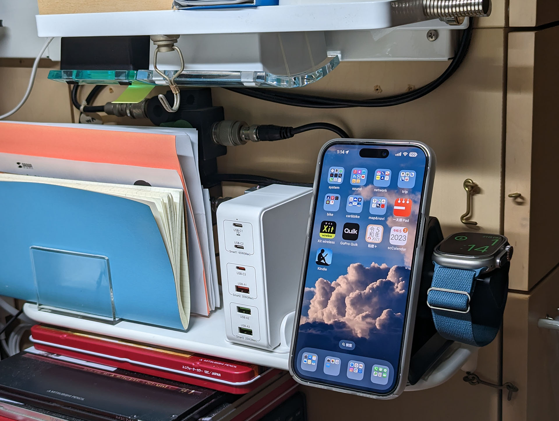 Apple Watchも充電。Apple Watchの収まりもイイ感じ。