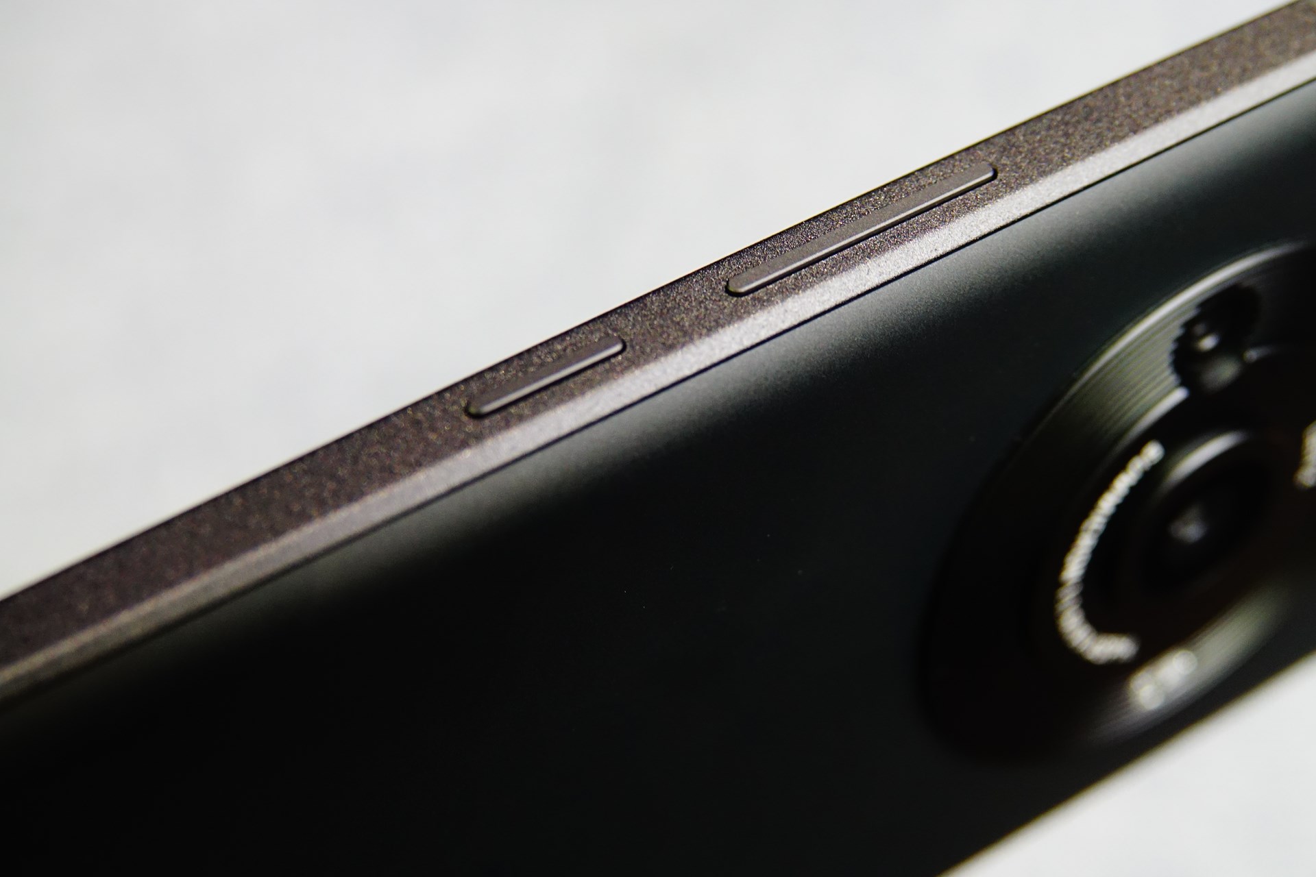 右側面に電源ボタンおよび音量ボタンを備える