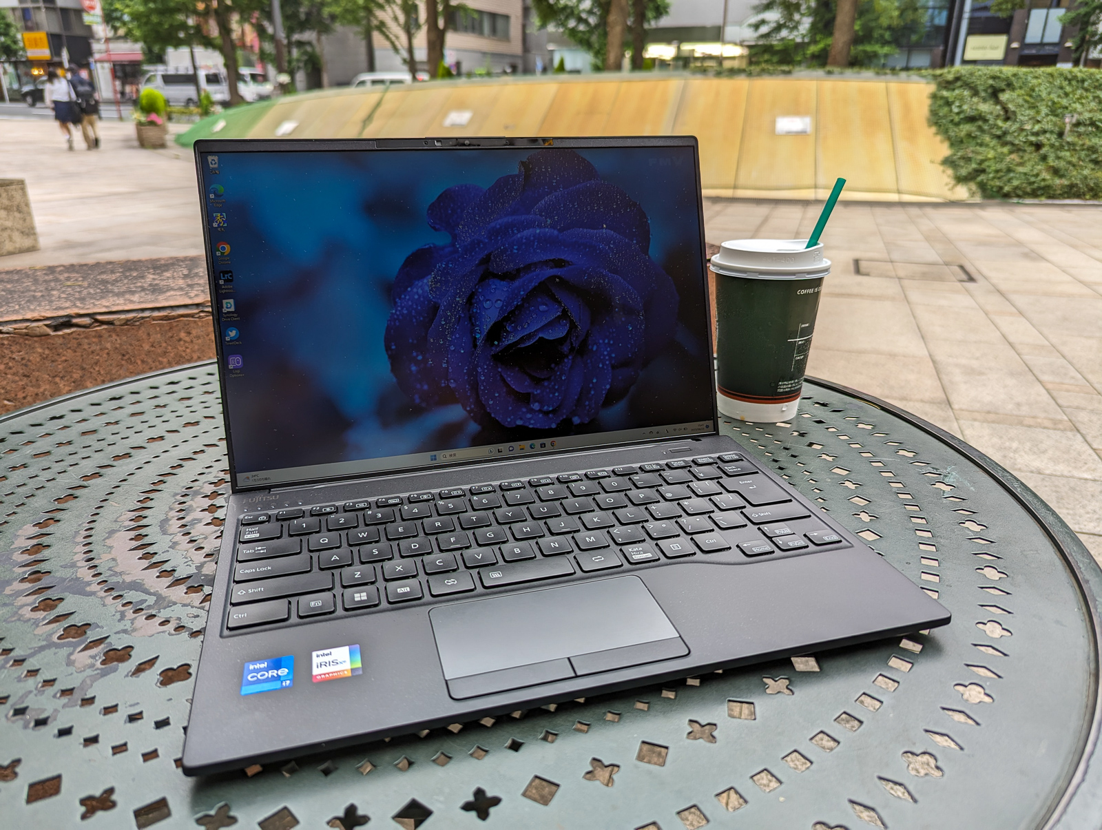 1kgを切る軽さで14型液晶＋5G対応のLIFEBOOK UHシリーズ