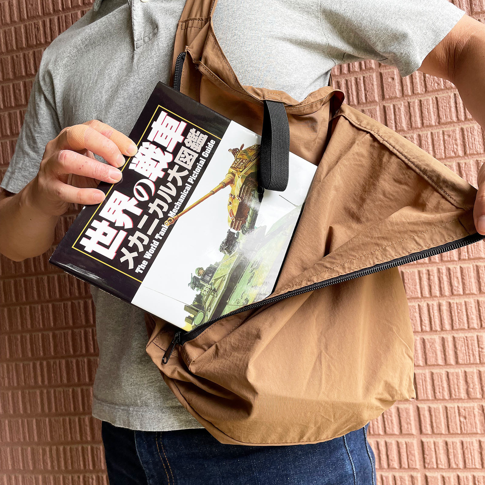 ファスナーを開けば、大型の書籍などの荷物を入れるのも肩にかけたままラクラク。