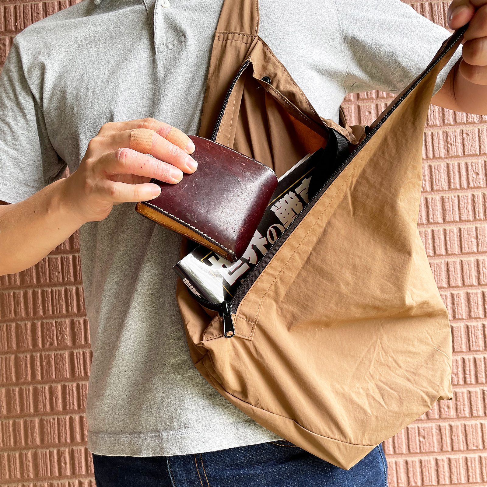 財布などバッグの中に放り込んでおいたものもさっと取り出せます。