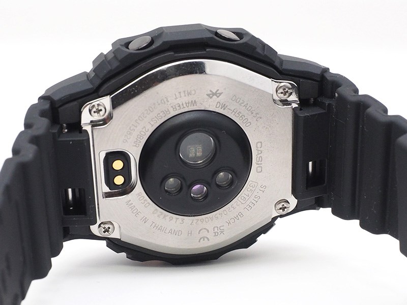 背面の光学センサーと、3軸加速度計でアクティビティトラッカーとして使える