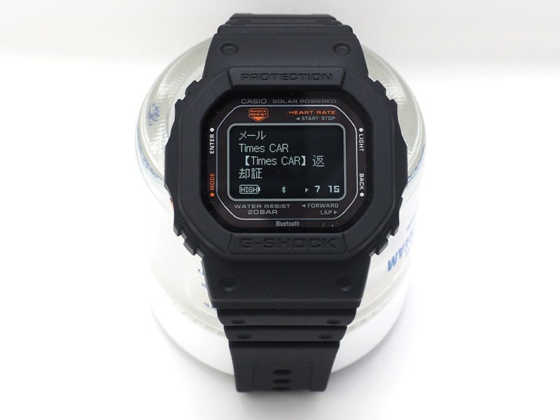 スマートウォッチらしく、接続したスマートフォンの通知なども表示可能。画面サイズは大きくないが、読みやすい情報が表示される