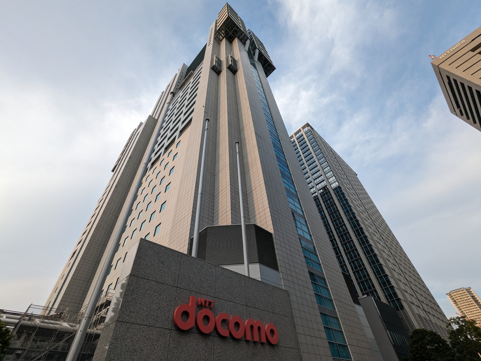 左＝地上約140mから地上の眺め。右＝地上からの眺め。ビルの出っ張った部分に大ゾーン基地局がある