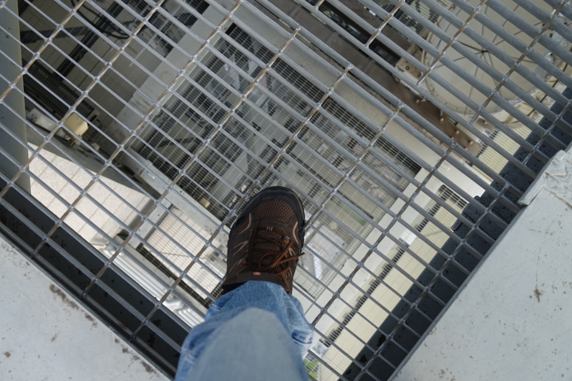 左＝地上約140mから地上の眺め。右＝地上からの眺め。ビルの出っ張った部分に大ゾーン基地局がある