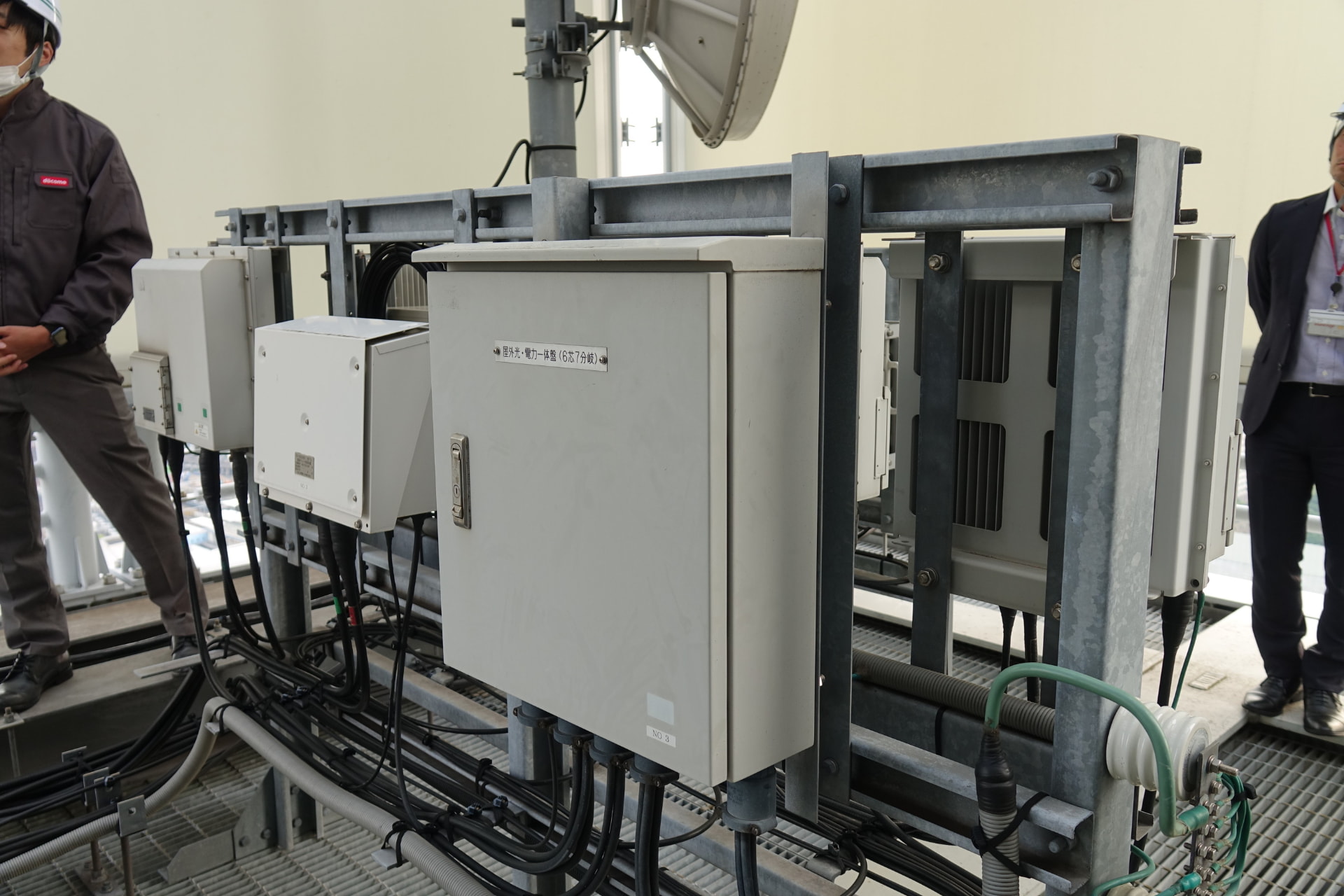 左＝地上約140mから地上の眺め。右＝地上からの眺め。ビルの出っ張った部分に大ゾーン基地局がある