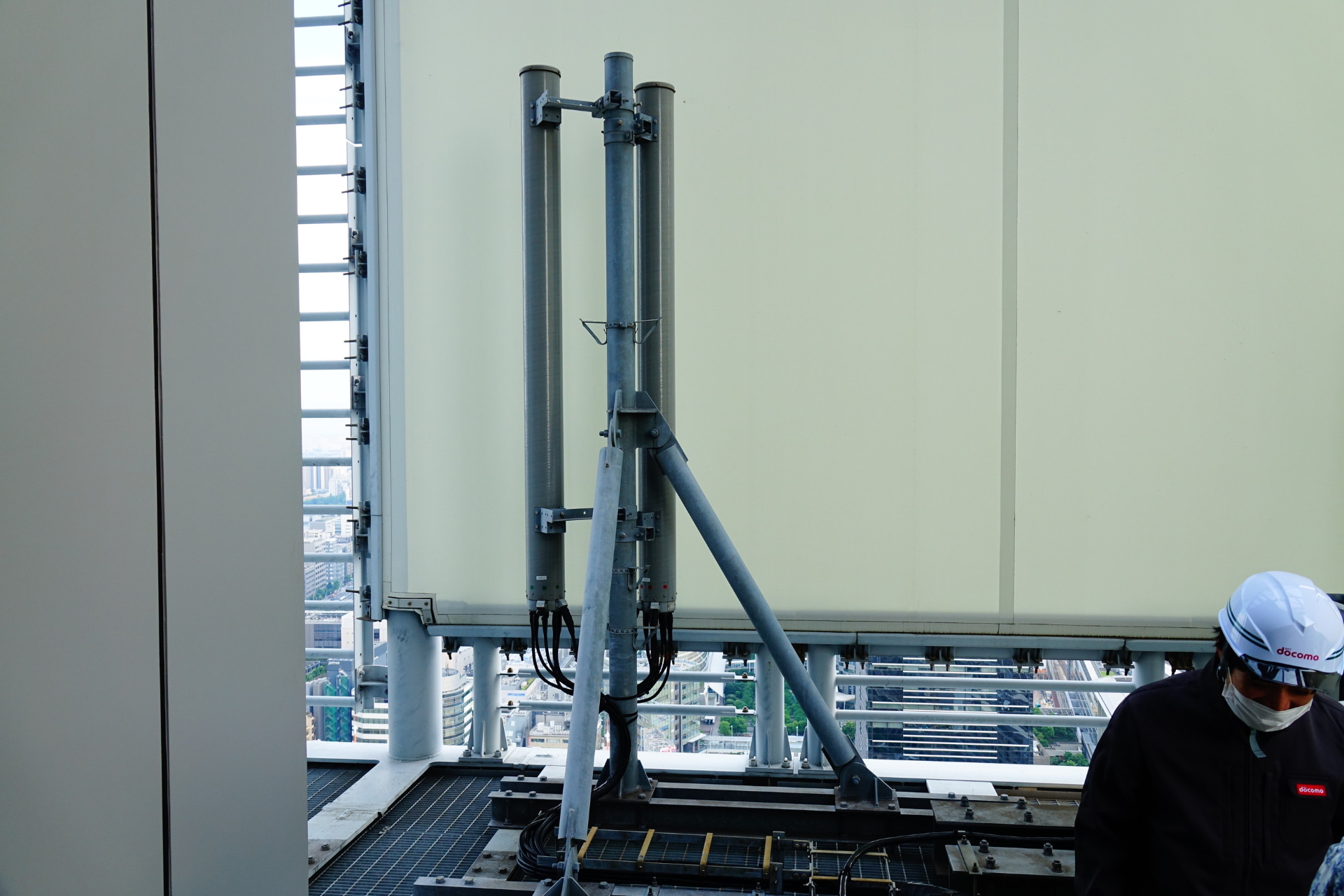 大ゾーン基地局のアンテナや無線装置など設備。地上約140mに位置する