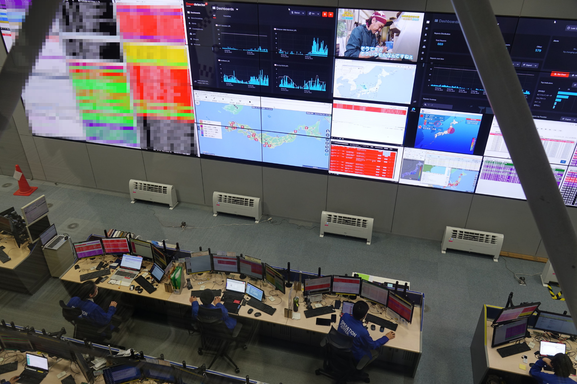 ネットワークを監視するオペレーターとその設備