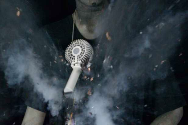 強い衝撃が加わって損傷したバッテリーが破裂