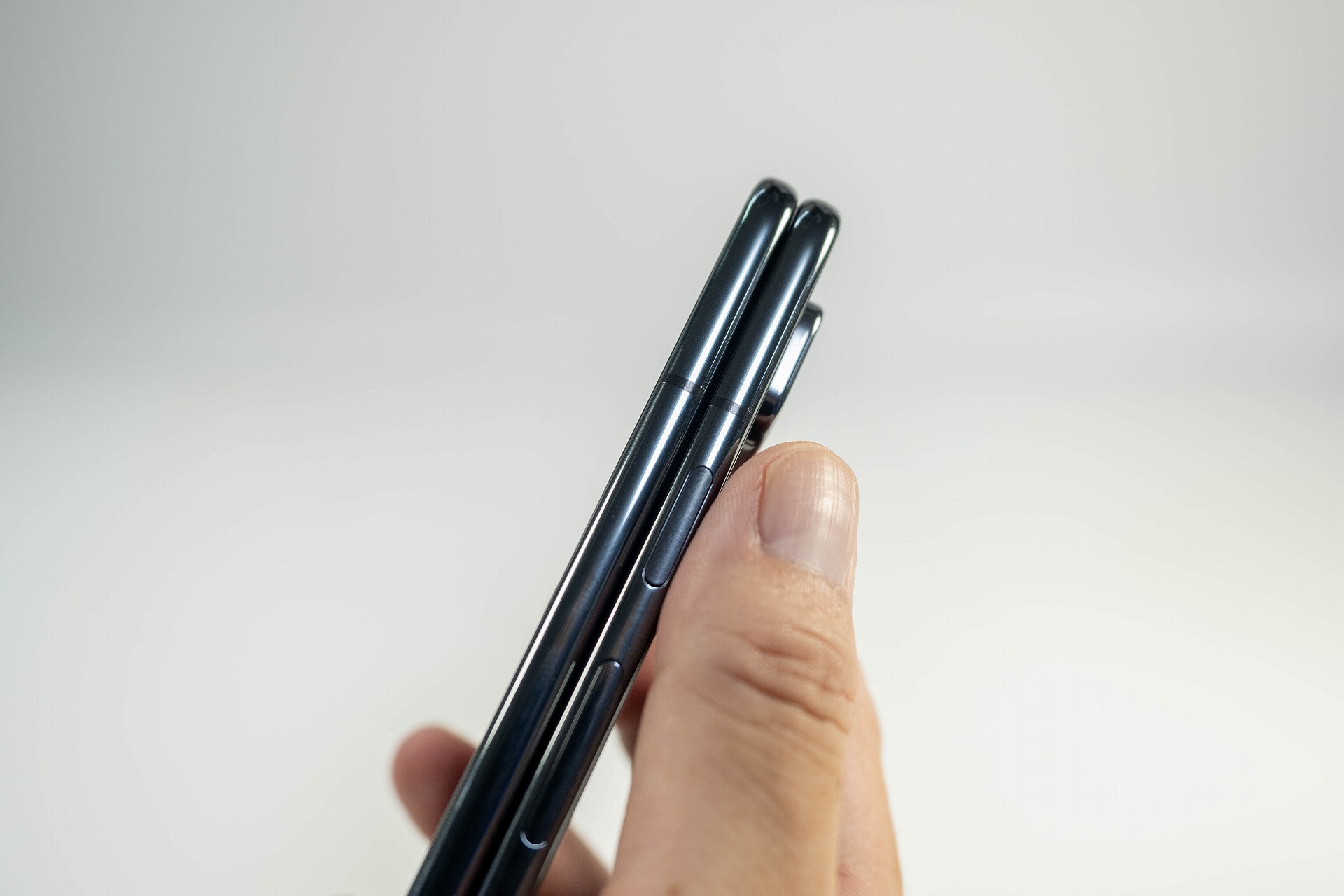 指紋認証センサーは電源ボタンと一体型