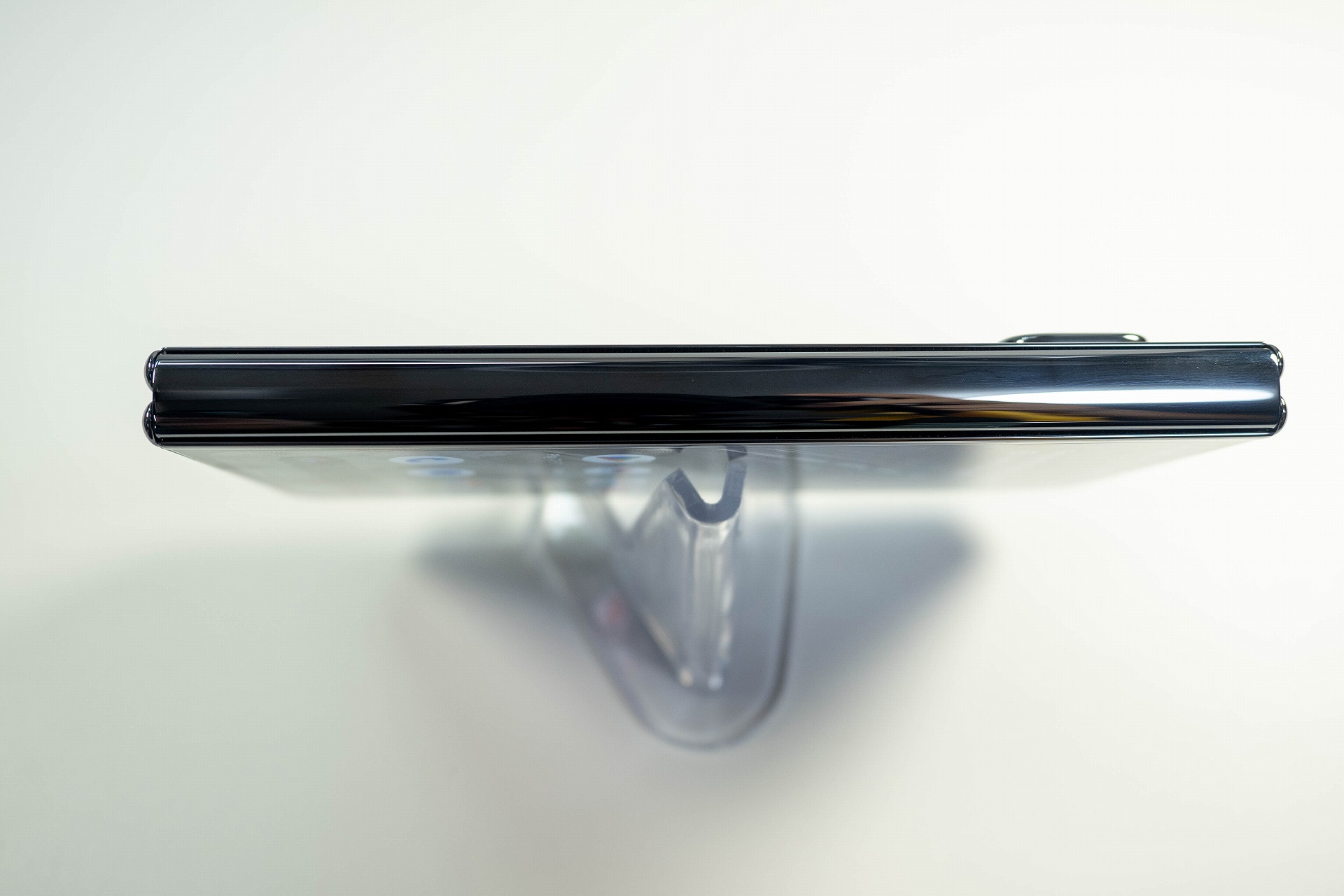 ヒンジはやや厚い