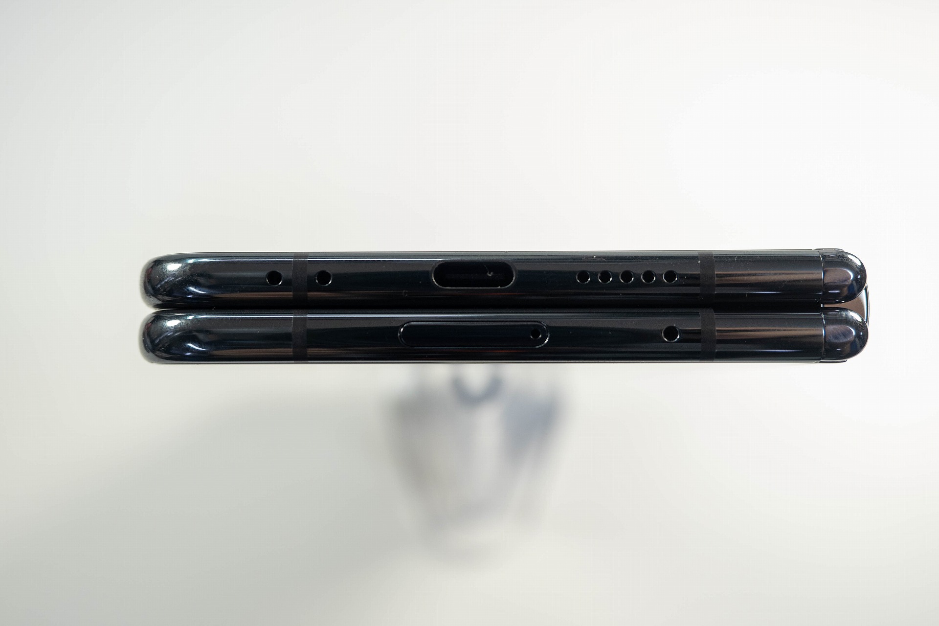 本体底面にはType-C端子とSIMトレーがある