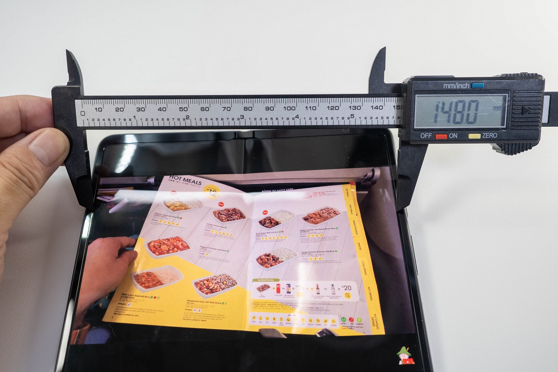 インナーディスプレイで横開きの場合は長辺約148mmで表示