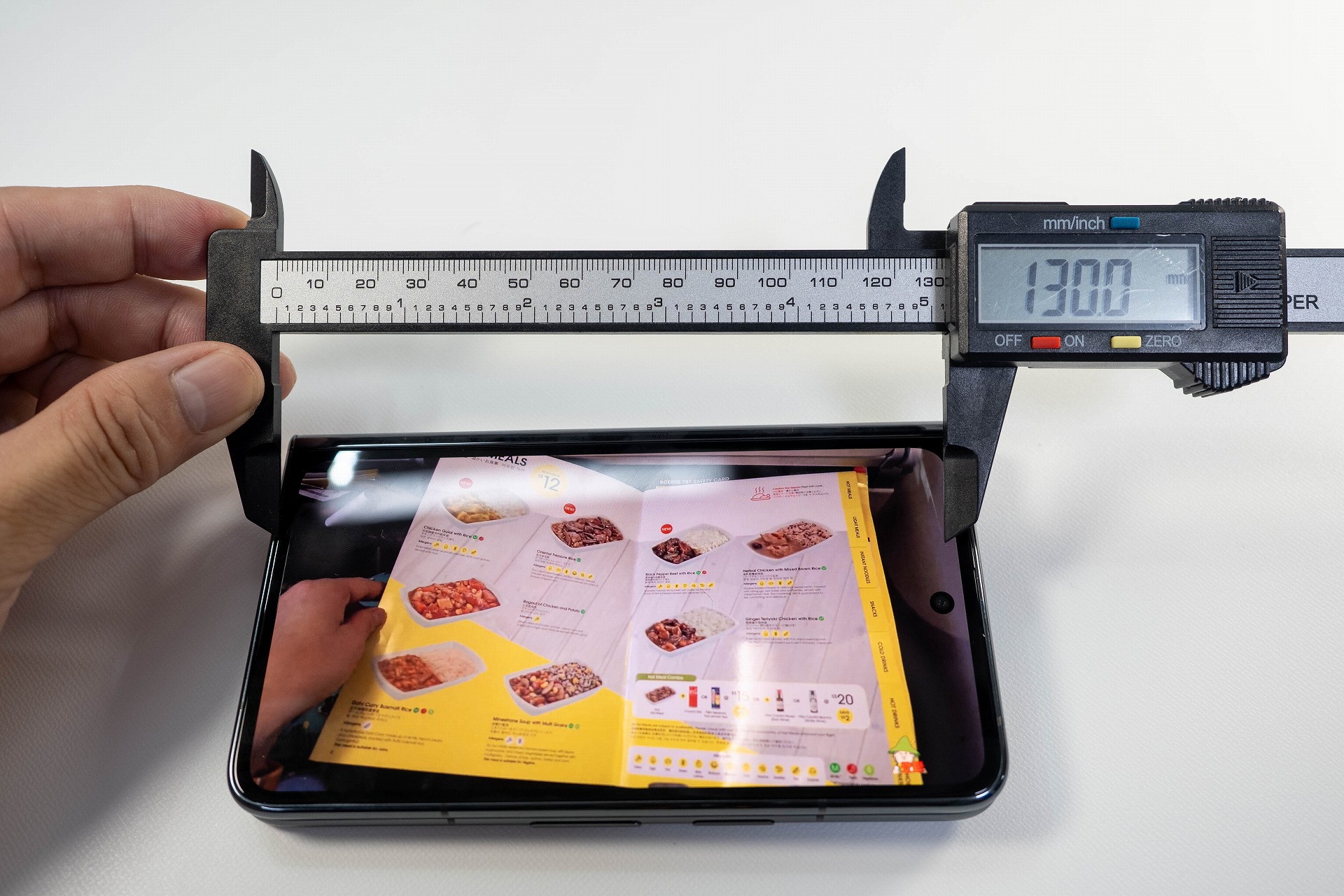 インナーディスプレイで16:9の動画を左右一杯まで拡大面表示した場合は長辺約130mmで表示