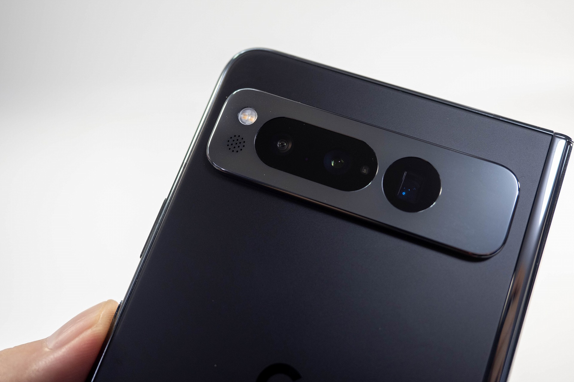 背面カメラはトリプルレンズ仕様