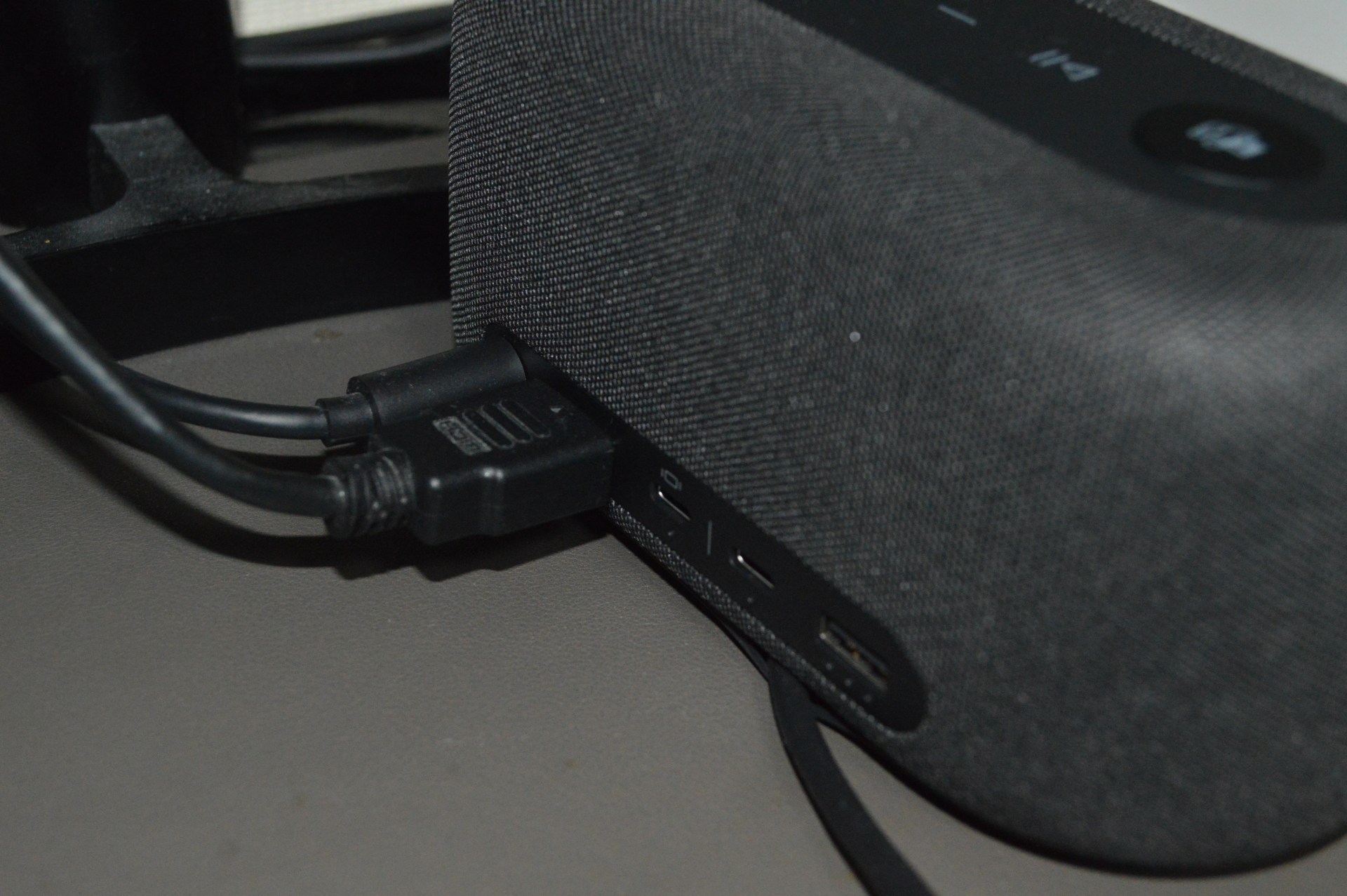 コード数は減らないが、1デバイスに集約できるためデスクを整頓しやすい