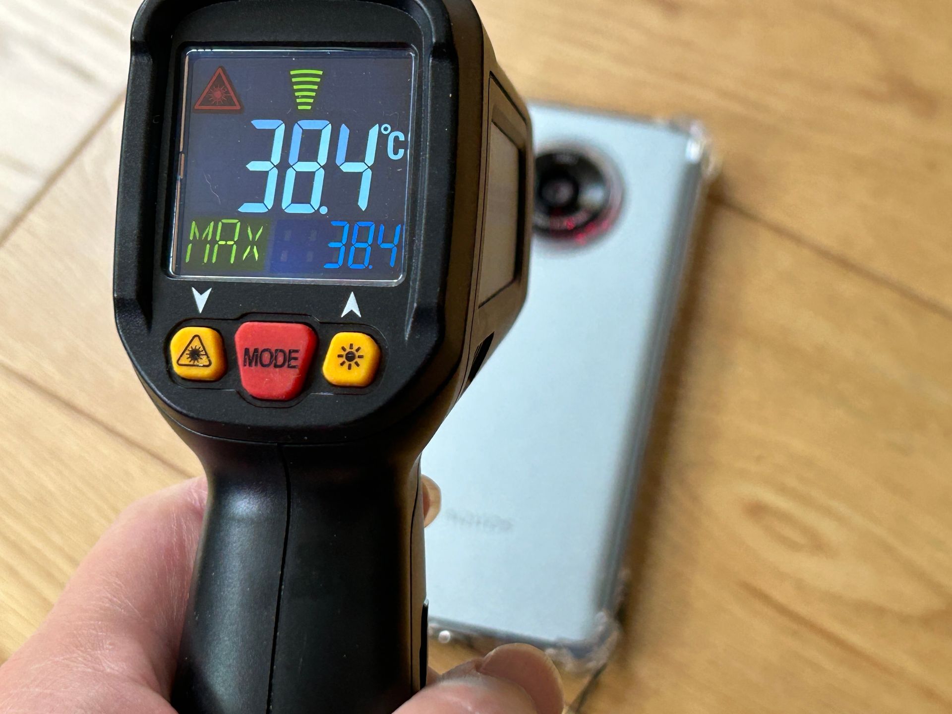 人間でいえば高熱かもしれないが、スマホであれば大したことがない温度（多分）