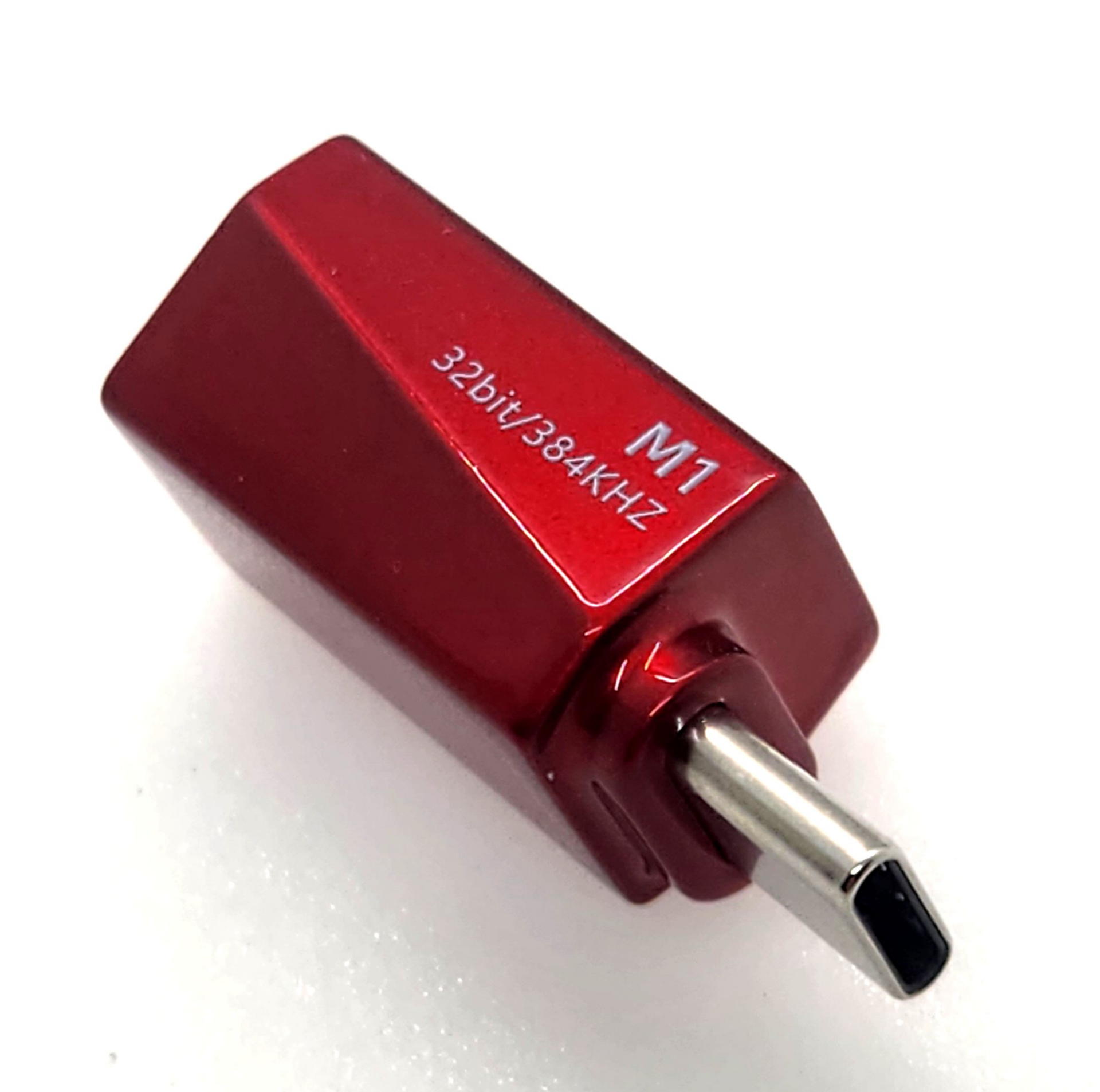 とにかくミーハー感満載でソリッドでカチッとした外観デザインとレッドメタリックなカラーで選んだ