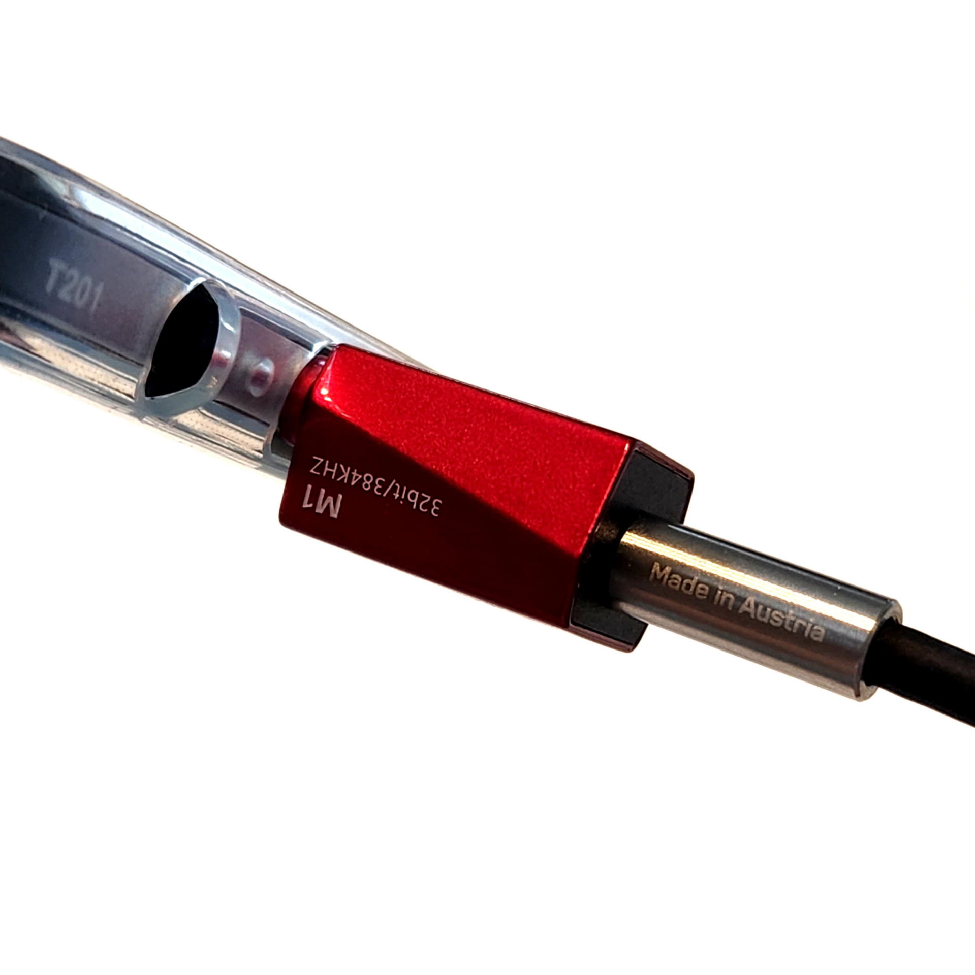 Type-Cプラグが中央に無いので差し込む向きには気を付けたい。下側に余剰部分が飛び出してしまうとスマホに上から力がかかるとプラグやポートがダメージを受けそうだ