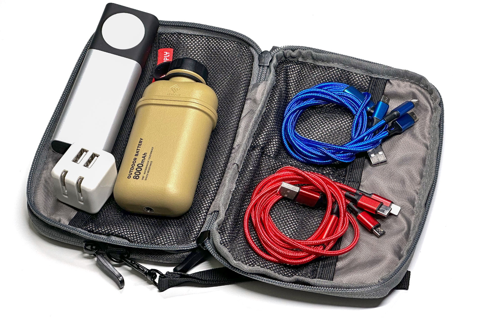 コロナ禍前もよく使っていた外出用の「充電器キット」的なグッズ一式。USB充電はコロナ禍前も現在も変わっていないので、（中身を少しアップグレードして）このキットを再び携行するようになった。