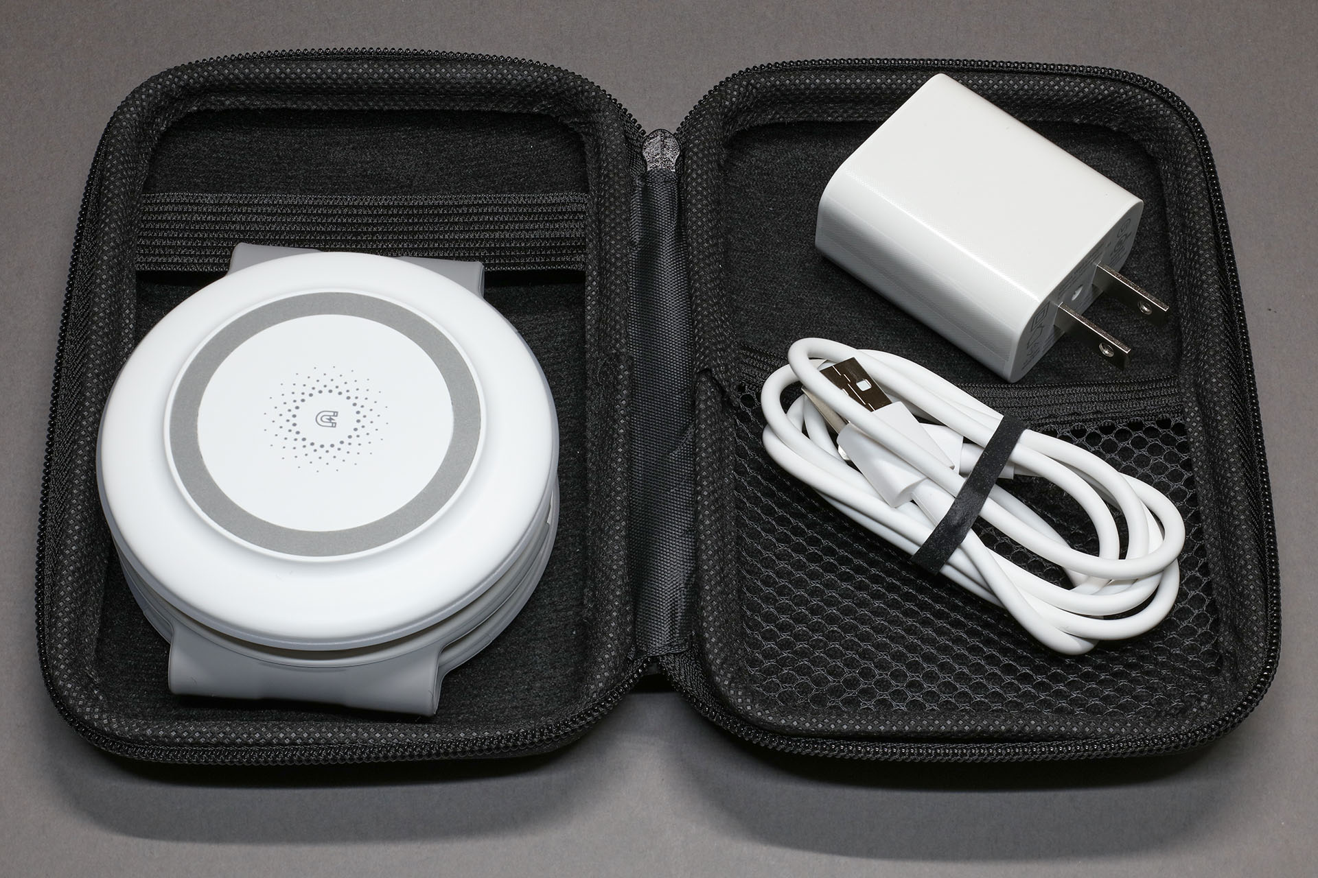 パッケージには専用ケースやQC3.0対応USB-ACアダプターやUSB-Cケーブルが付属している。じつは「ケース付きだし最適なUSB-ACアダプターも付属してるし、とりあえずコレでいいや！」ということで、この製品を「とりあえずでもわりと安心して選べた」というわけだ。