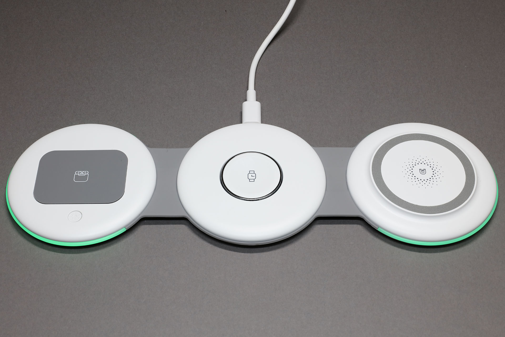 この充電器に給電するとLEDランプが光る。けっこー明るめに光る。ので、購入当初は「うっそ〜ん、光り過ぎ〜。……やっちまったか？」と思ったが、このLEDランプを消すためのスイッチも装備されていた。使用中でもLEDランプを消灯できる。