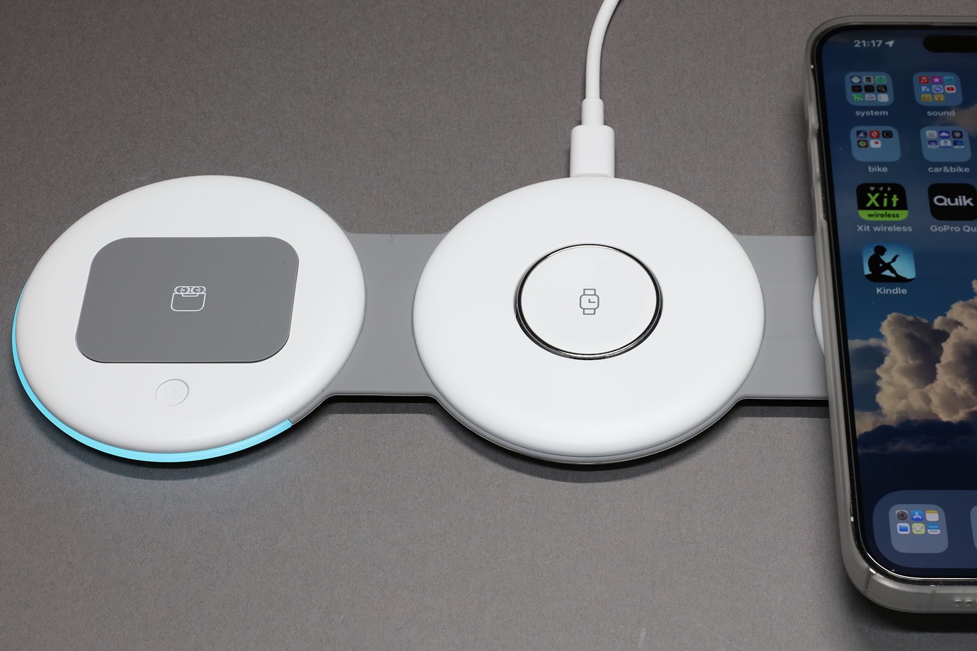 LEDランプはMagSafe充電中であることも示し、充電中は点灯色がなだらかに変化する。ただしApple WatchやAirPodsケースが充電中でもLED色の変化はない。