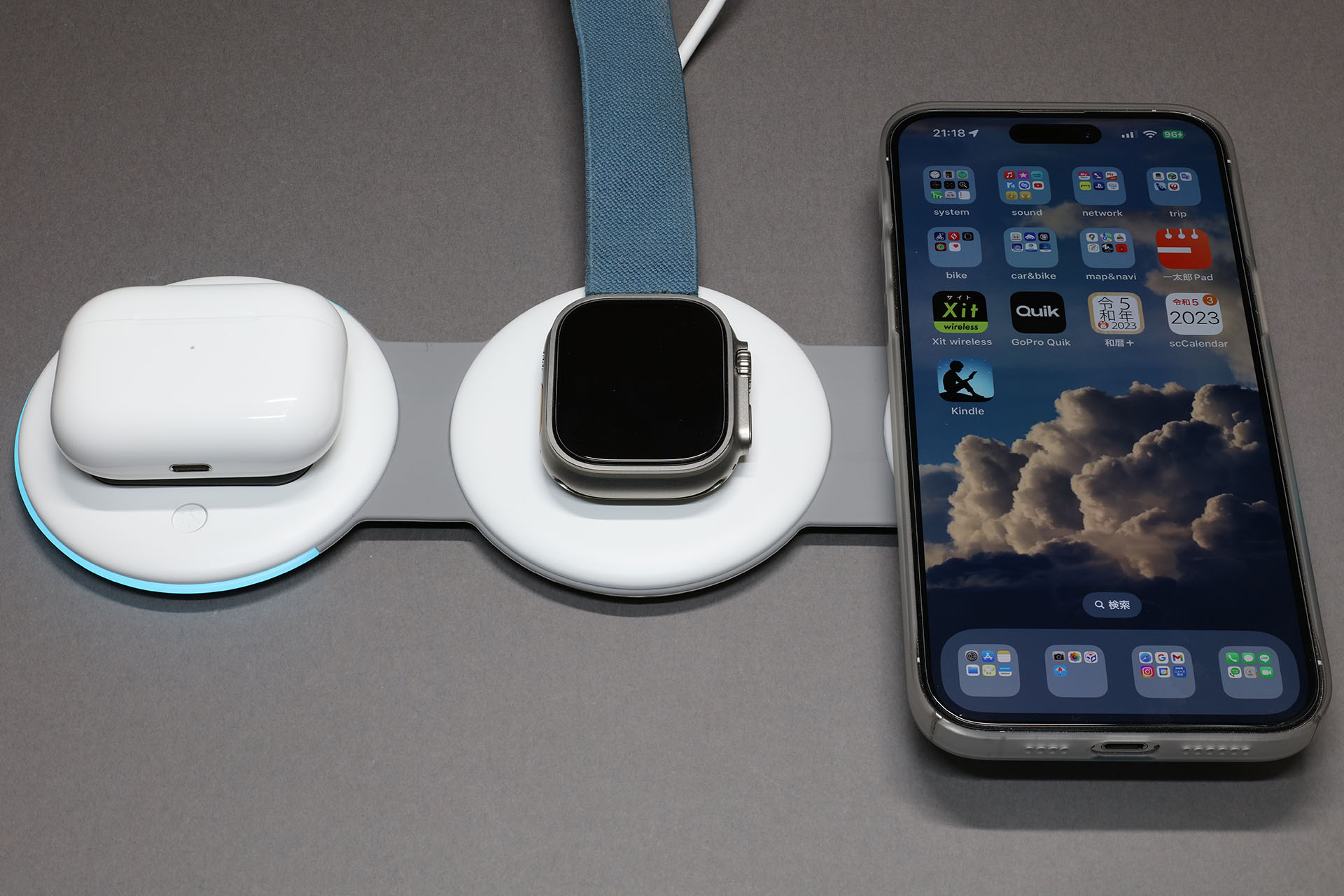 3つのデバイスを同時に充電できる。AirPodsケースなどの充電は5W、Apple Watchの充電は2.5W、iPhoneなどの充電は7.5Wで行われる。付属のQC3.0対応USB-ACアダプターは18W出力で、3つのデバイスの同時充電時でも出力に余裕がある。