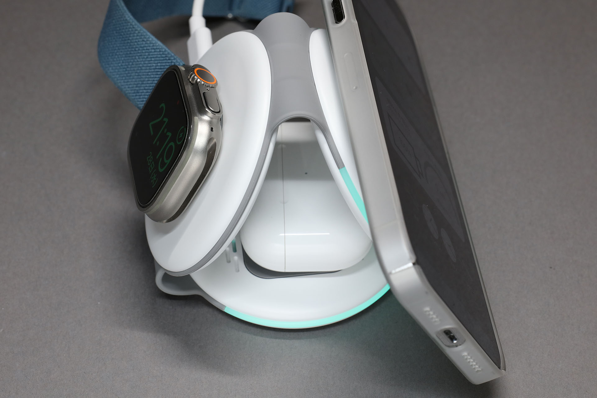 両端がマグネットで吸着して三角形スタイルとなる。この状態でも3つのデバイスを同時に充電できる。