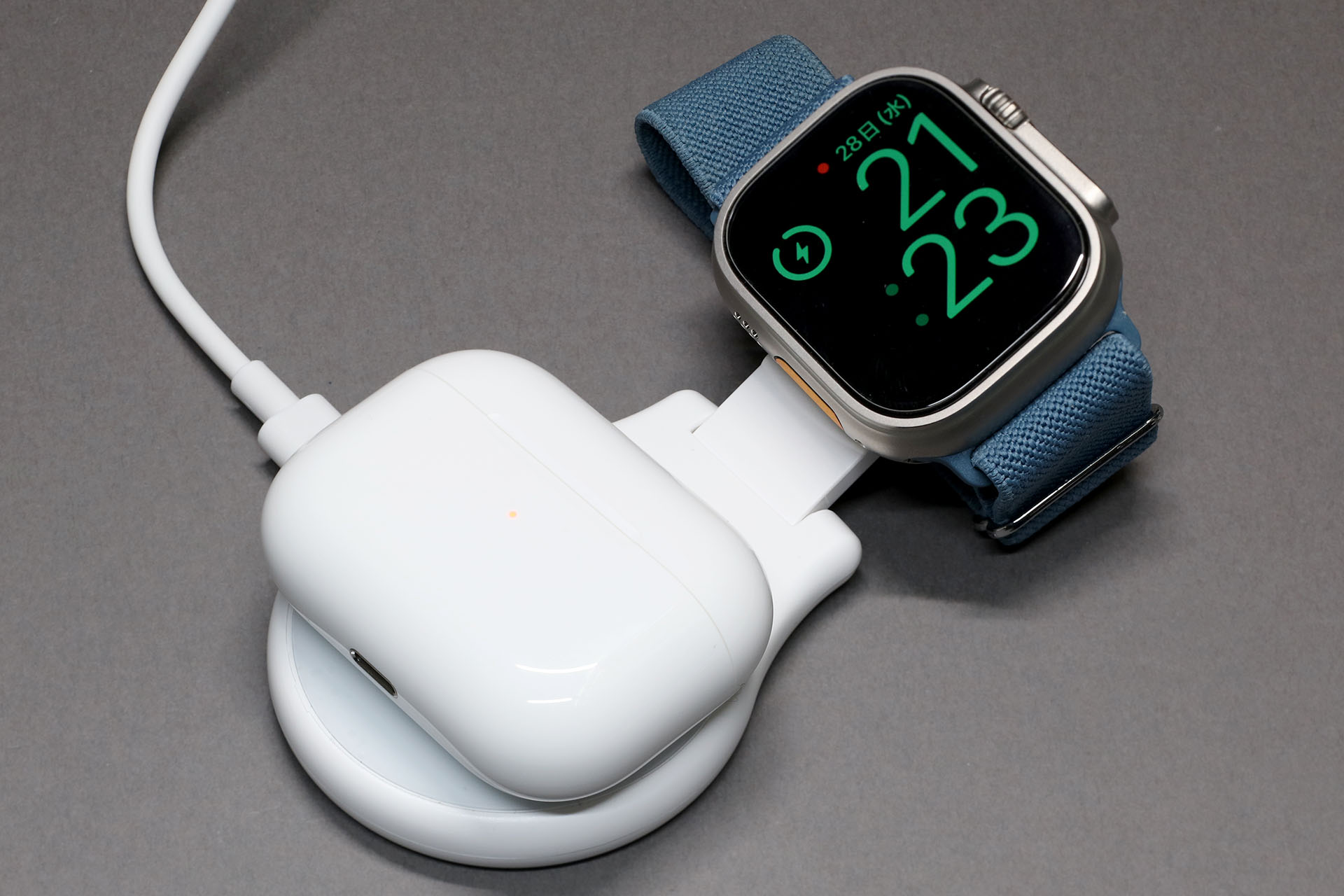 AirPodsケースとApple Watchを同時に充電することもできる。3in1充電器ではあるが、同時に充電できるのはデバイス2つまで。
