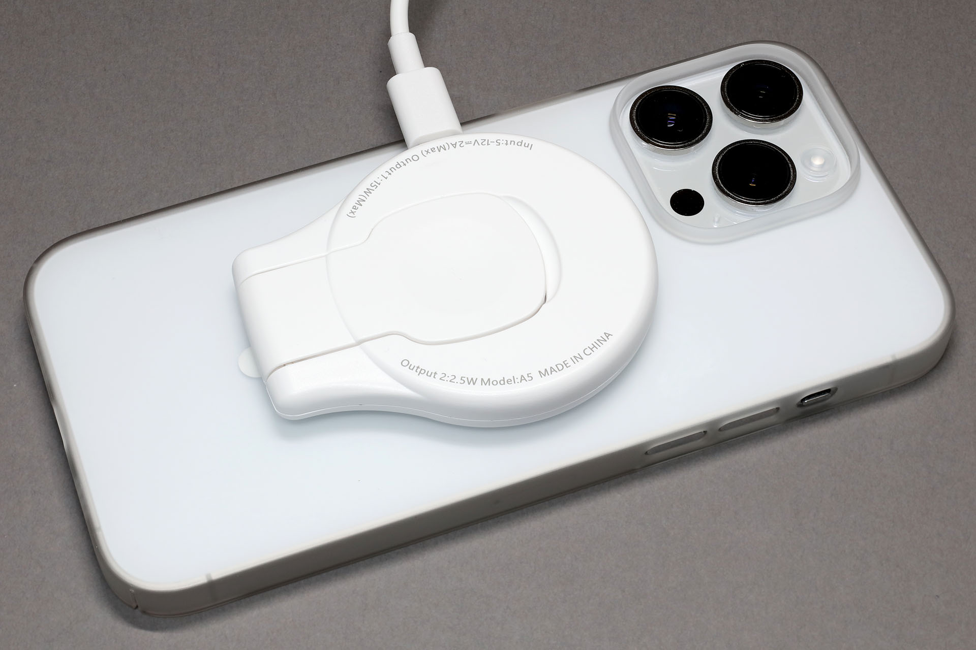 iPhoneを手に持って使いながらMagSafe充電することもできる。