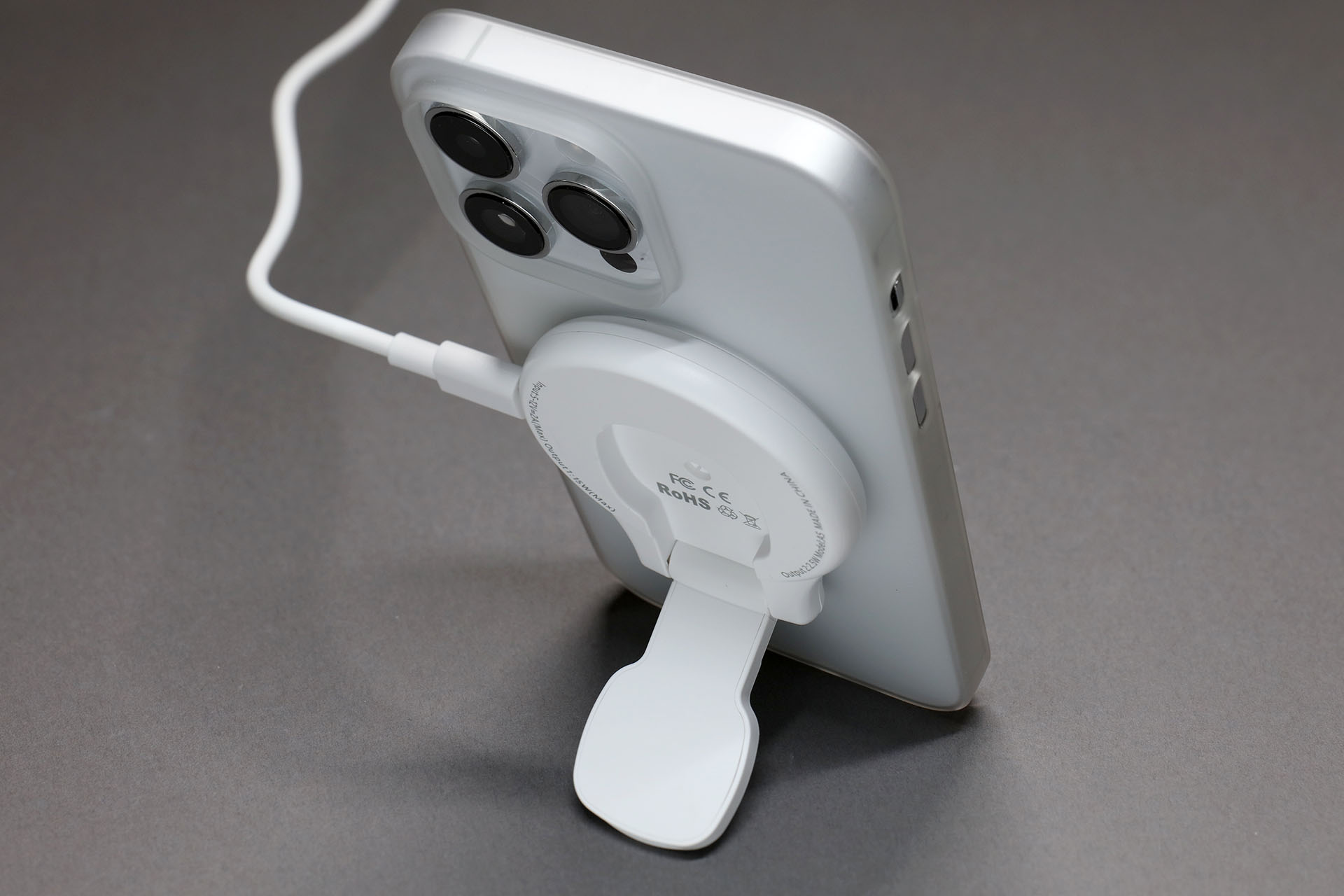 Apple Watch充電パッド部を使ってMagSafe対応スタンド型充電器みたいな感じでも使える。給電しなければ単なるMagSafe対応スタンドになる。